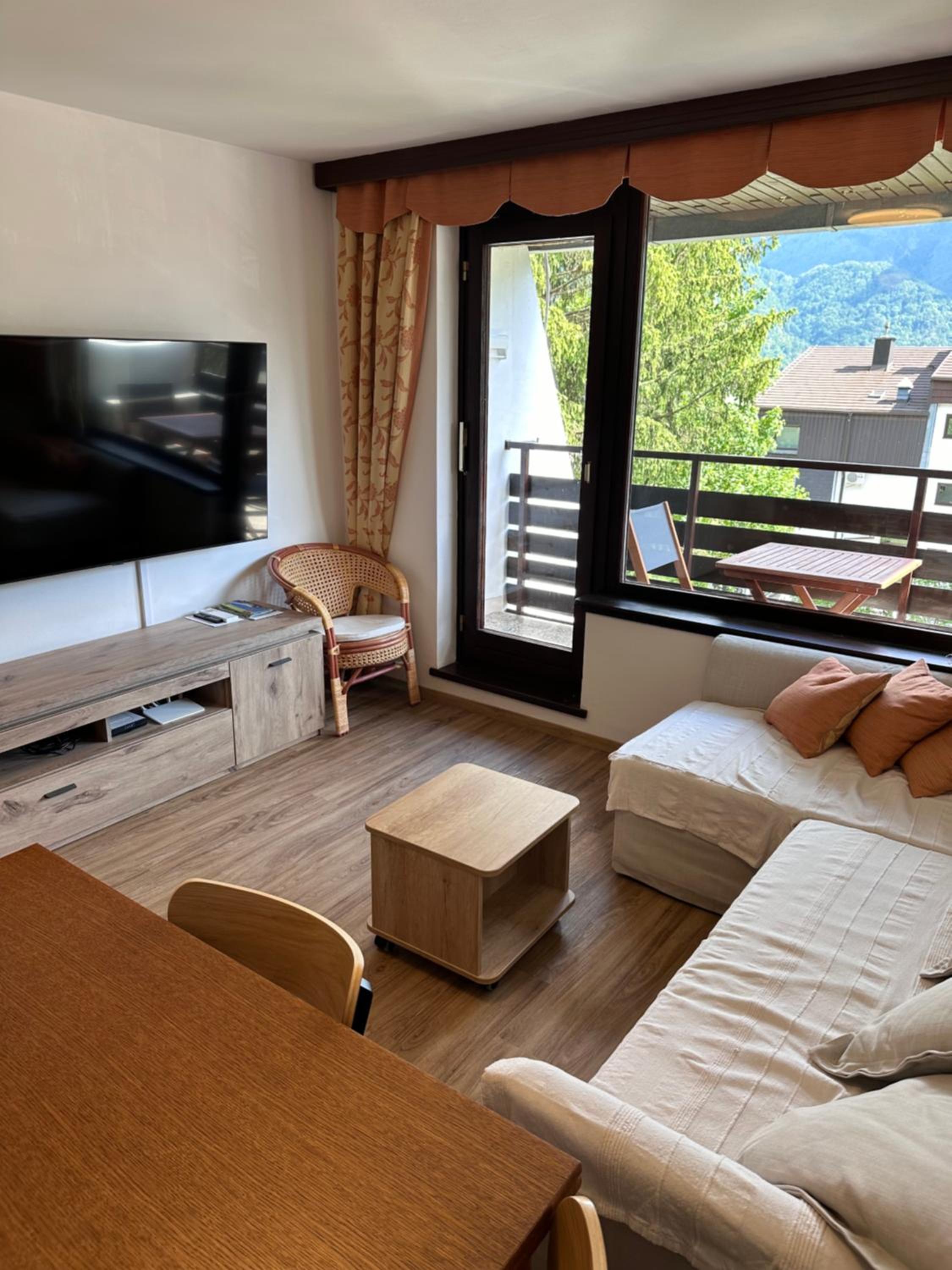 One-Bedroom Apartment with Balcony and Mountain View   photo 2