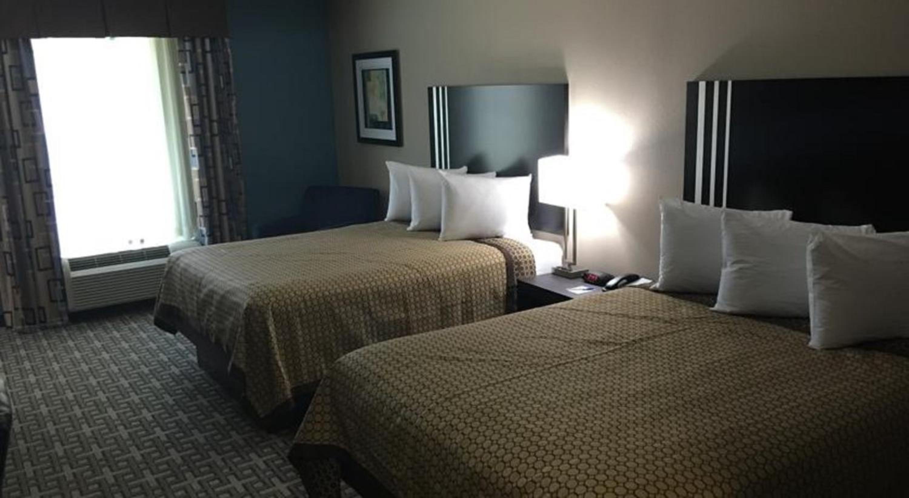 Deluxe Queen Suite with Two Queen Beds - Non-Smoking photo 3