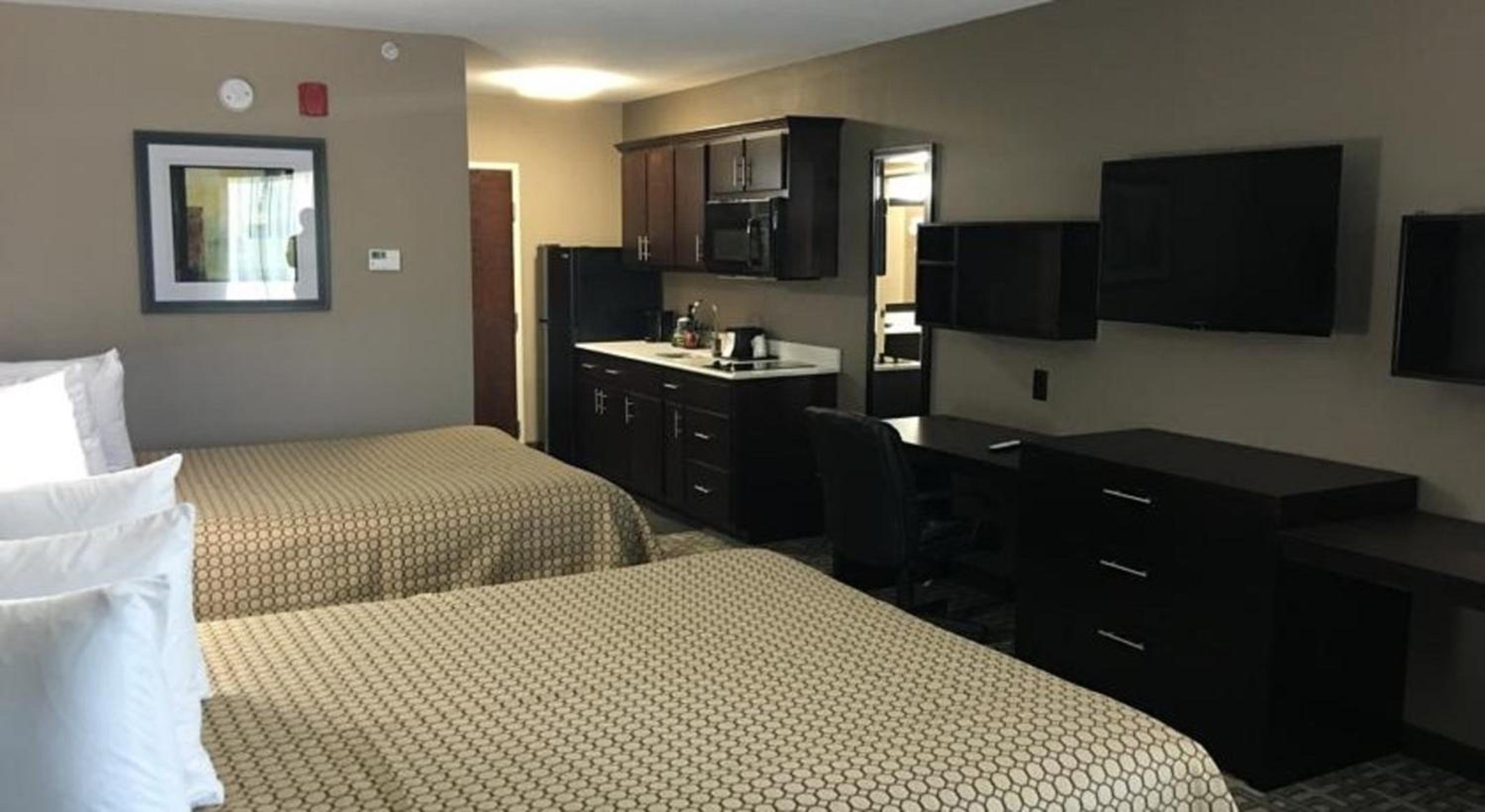 Deluxe Queen Suite with Two Queen Beds - Non-Smoking photo 2