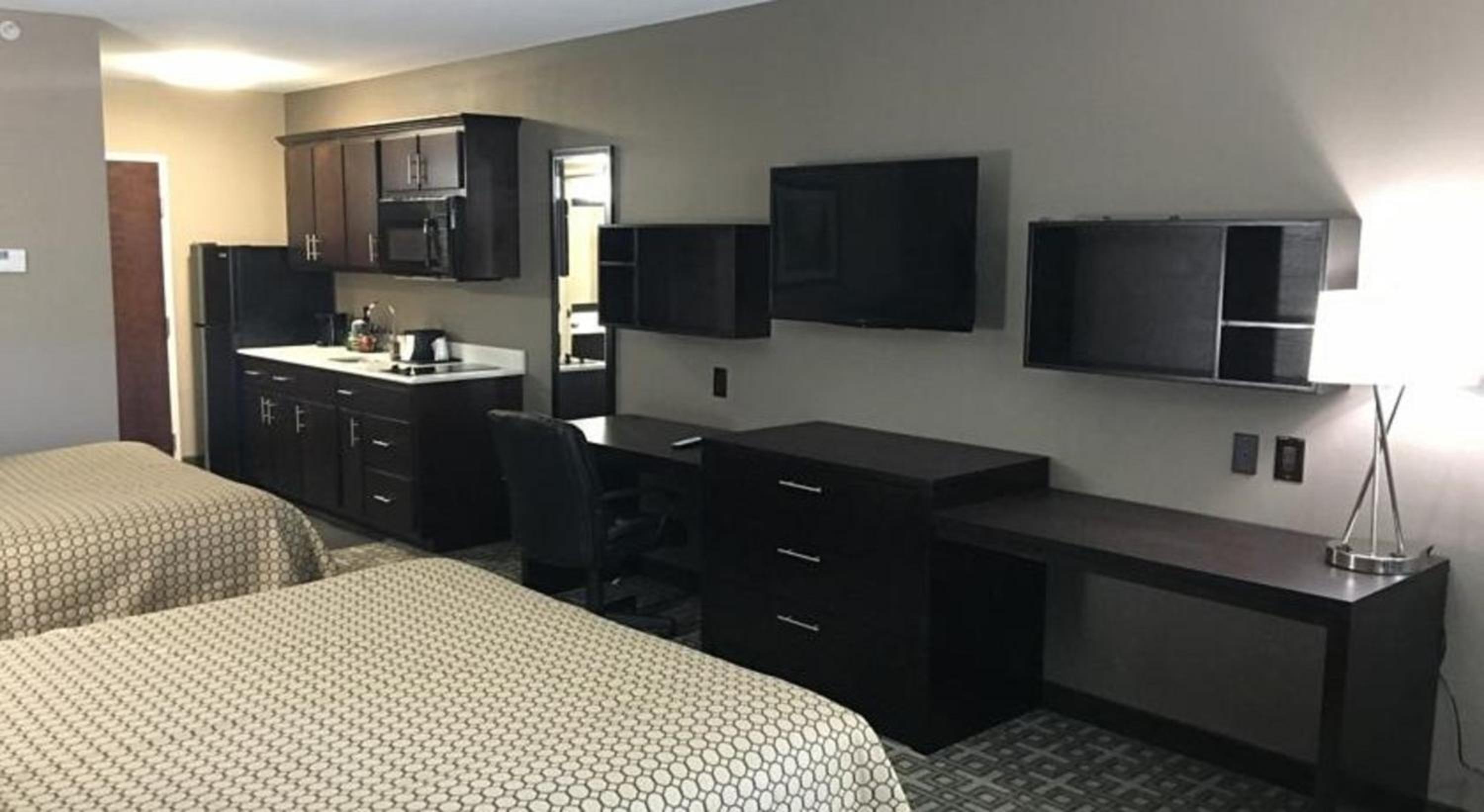 Deluxe Queen Suite with Two Queen Beds - Non-Smoking photo 1