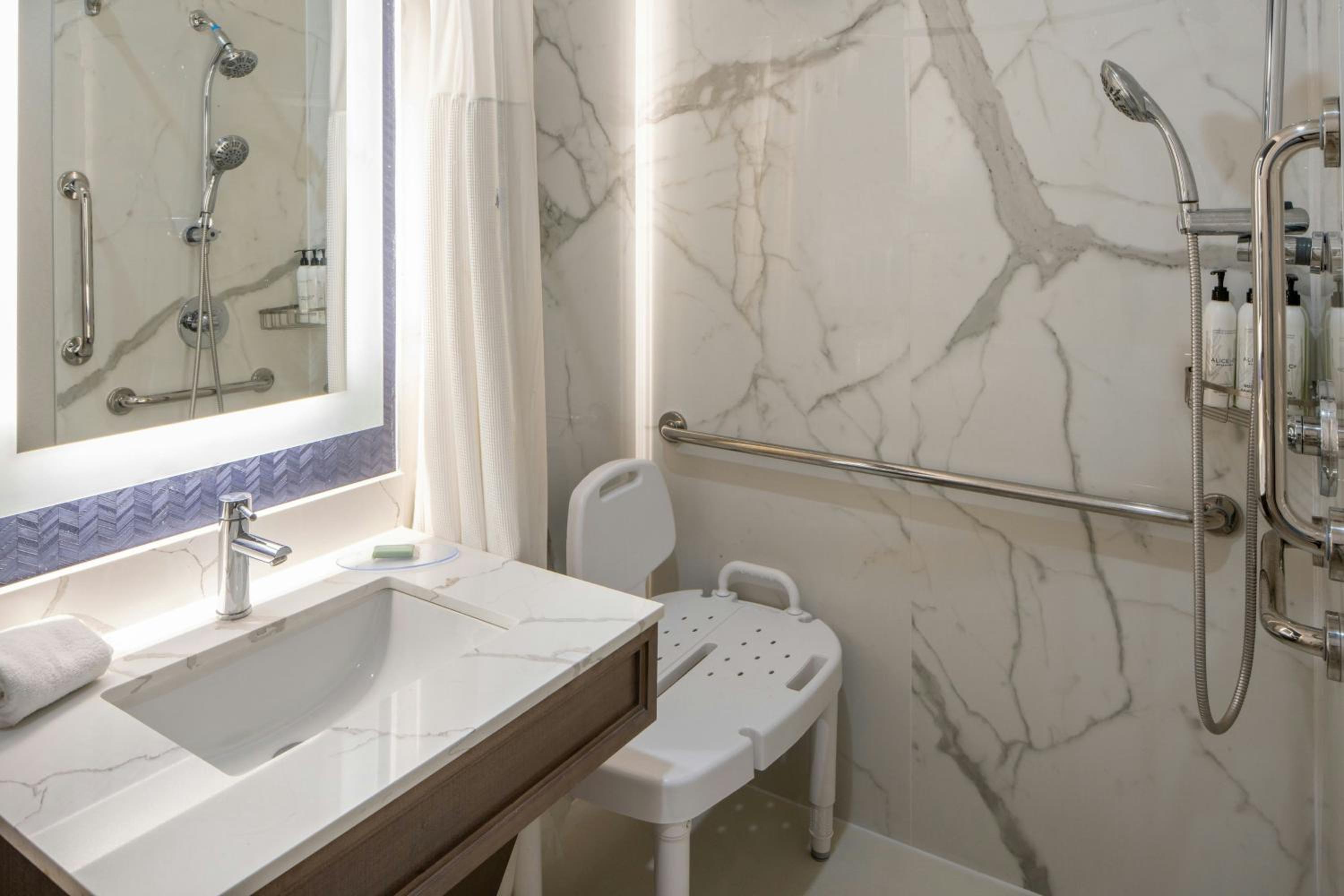 Queen Room with Two Queen Beds, Roll-In Shower and Bathtub - Mobility Access/Hearing Accessible - Photo 6