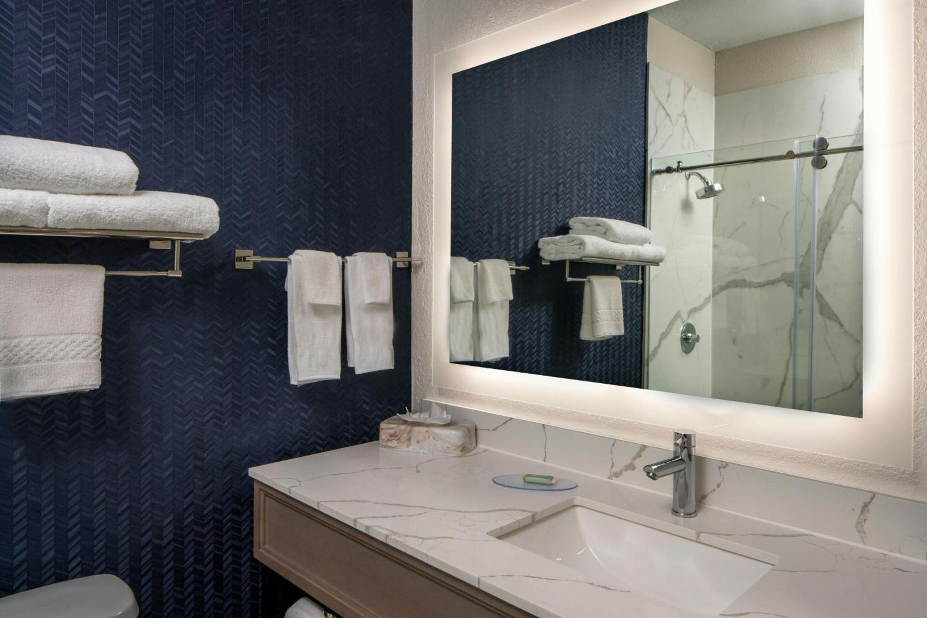 Queen Room with Two Queen Beds, Roll-In Shower and Bathtub - Mobility Access/Hearing Accessible - Photo 3