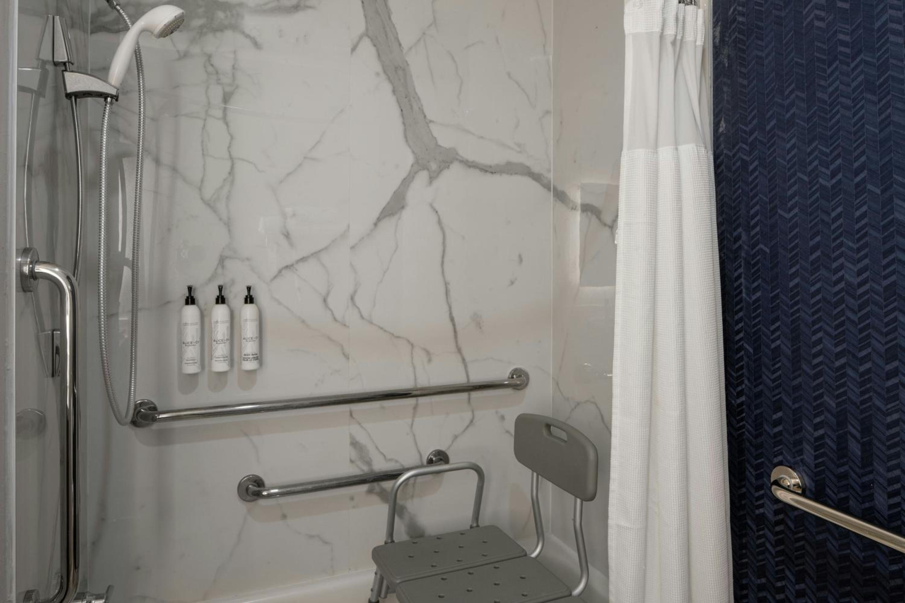 Queen Room with Two Queen Beds, Roll-In Shower and Bathtub - Mobility Access/Hearing Accessible - Photo 5