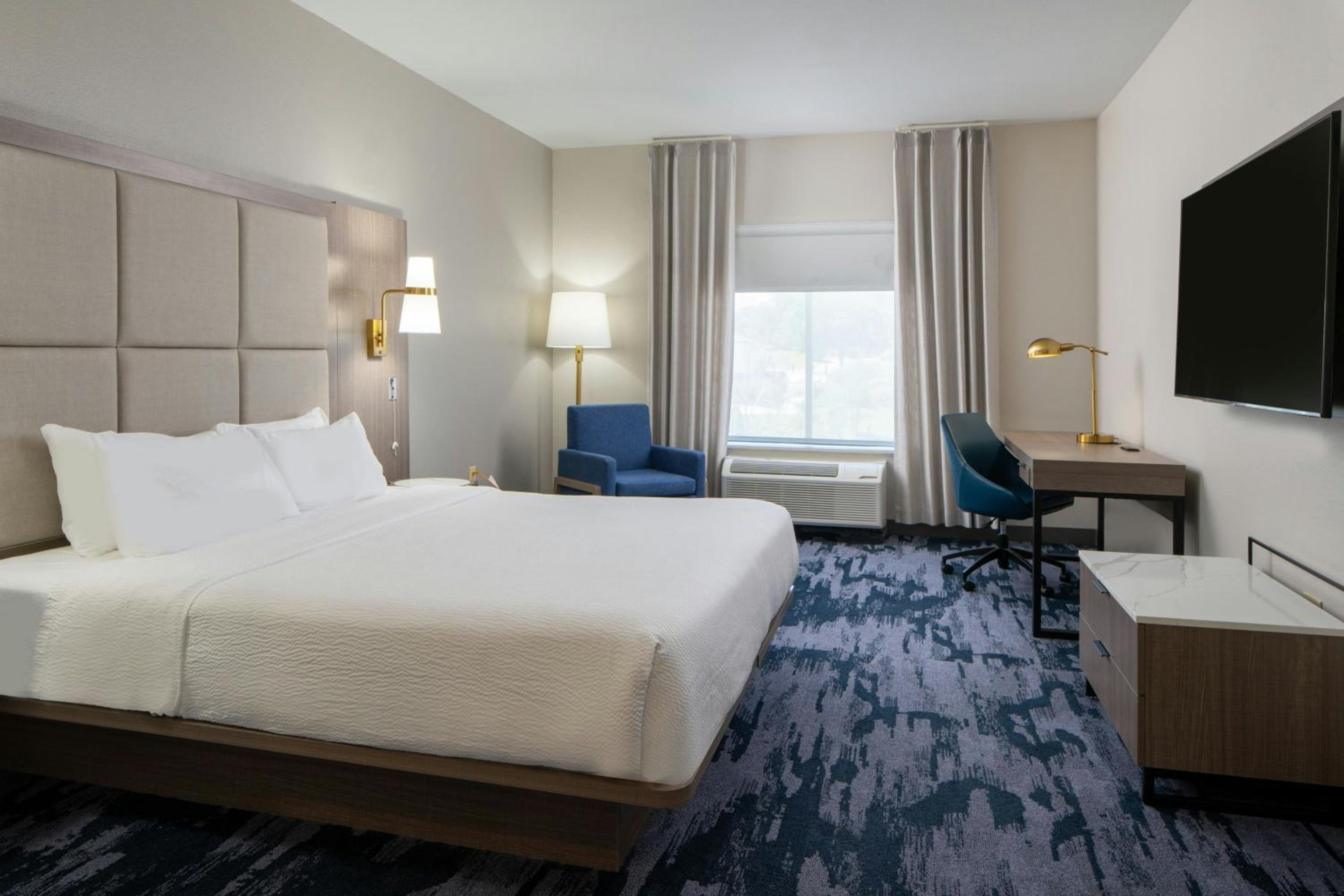 King Room with Bathtub - Mobility Access/Hearing Accessible photo 1