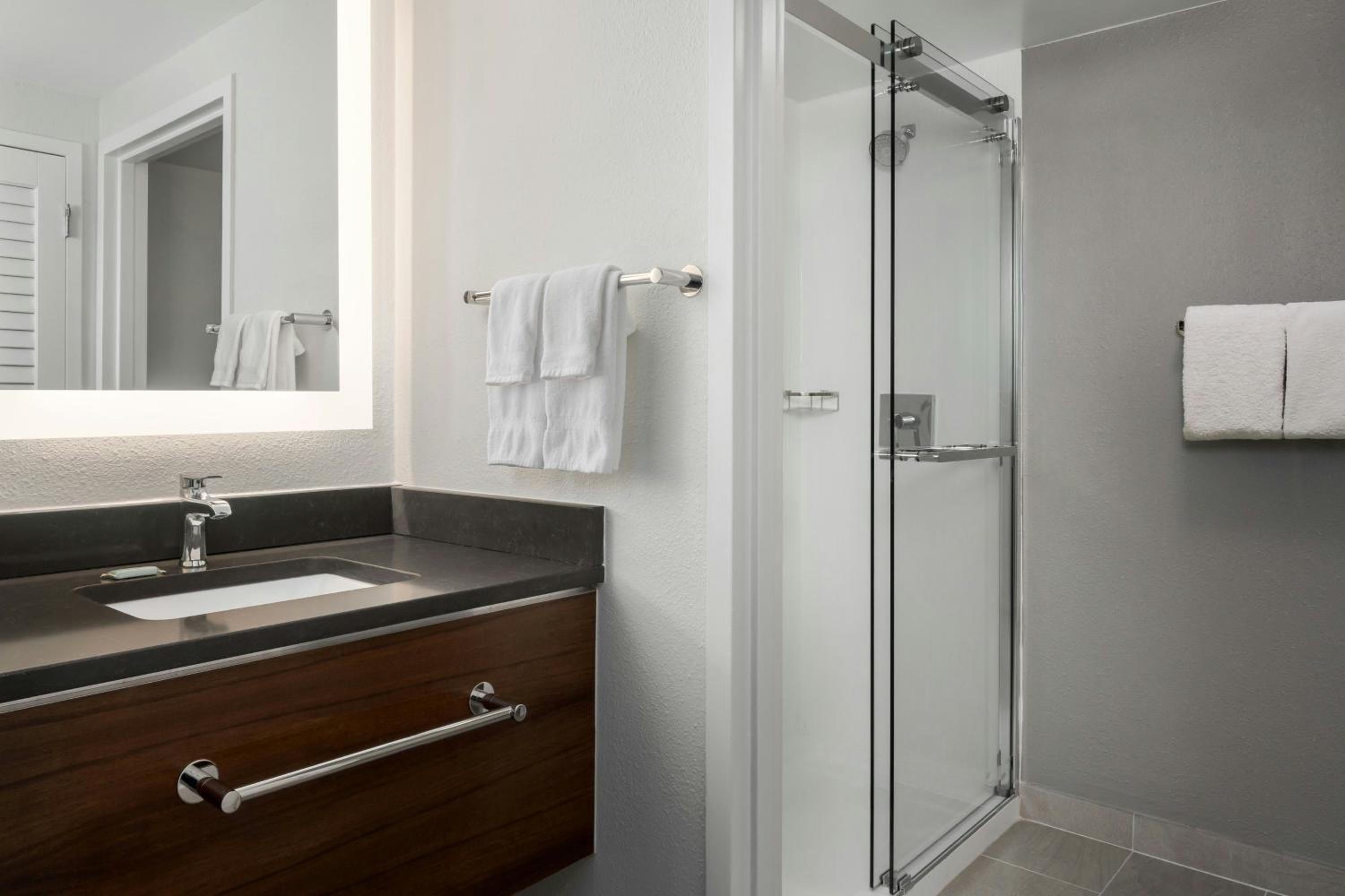 King Room with Adapted Tub - Mobility Accessible - Photo 5