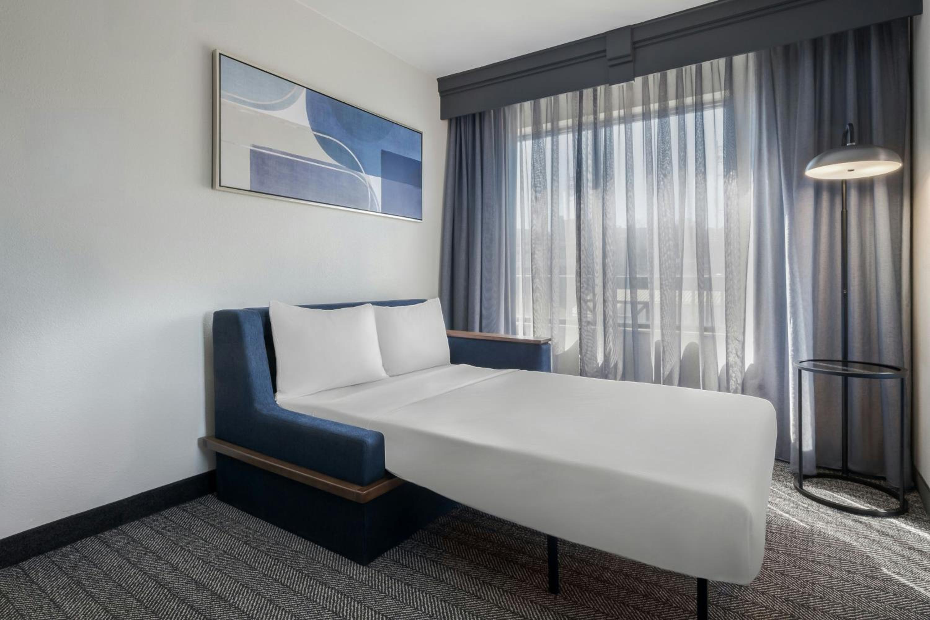 Queen Room with Two Queen Beds and Adapted Tub - Mobility Accessible - Photo 4