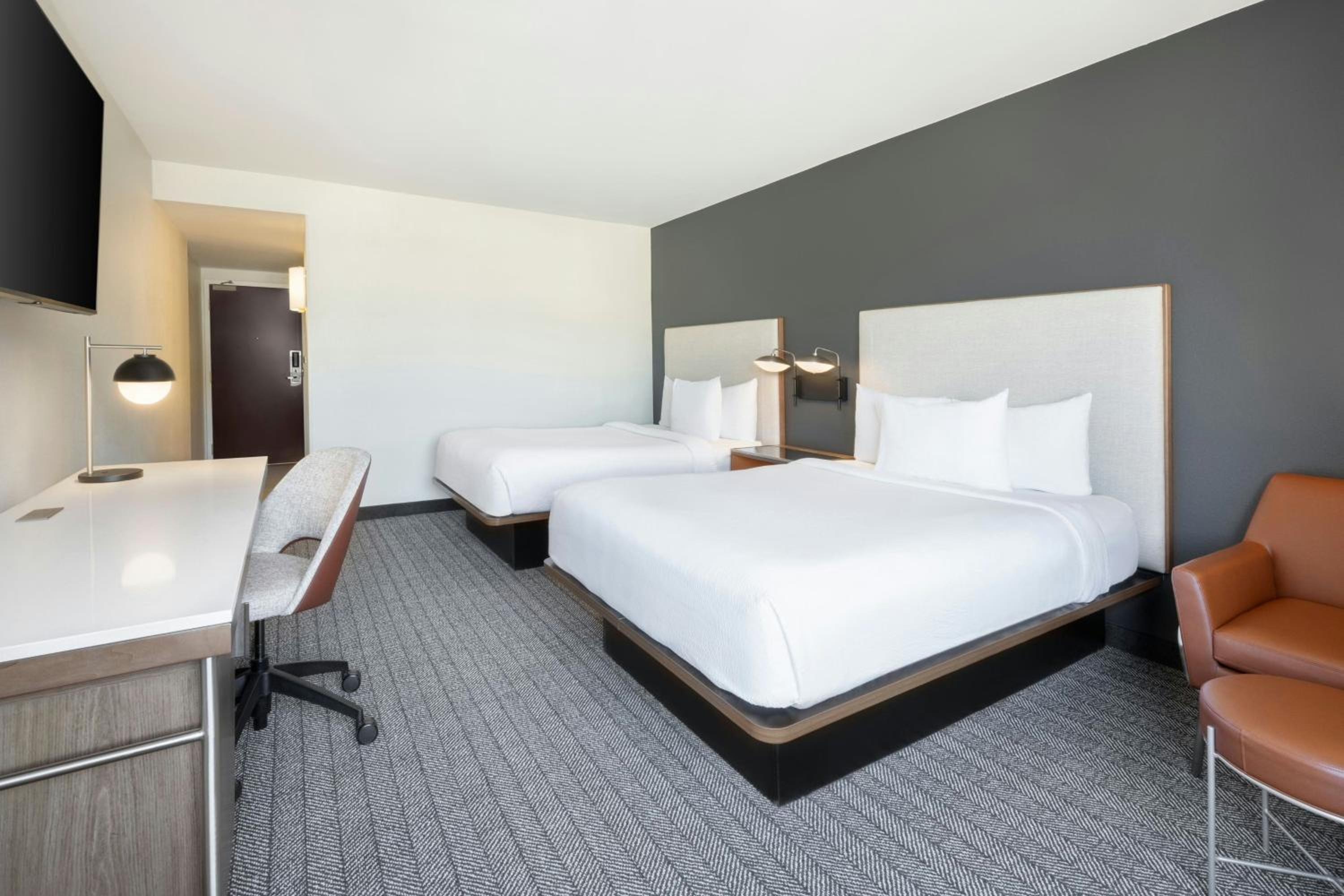 Queen Room with Two Queen Beds and Adapted Tub - Mobility Accessible - Photo 3