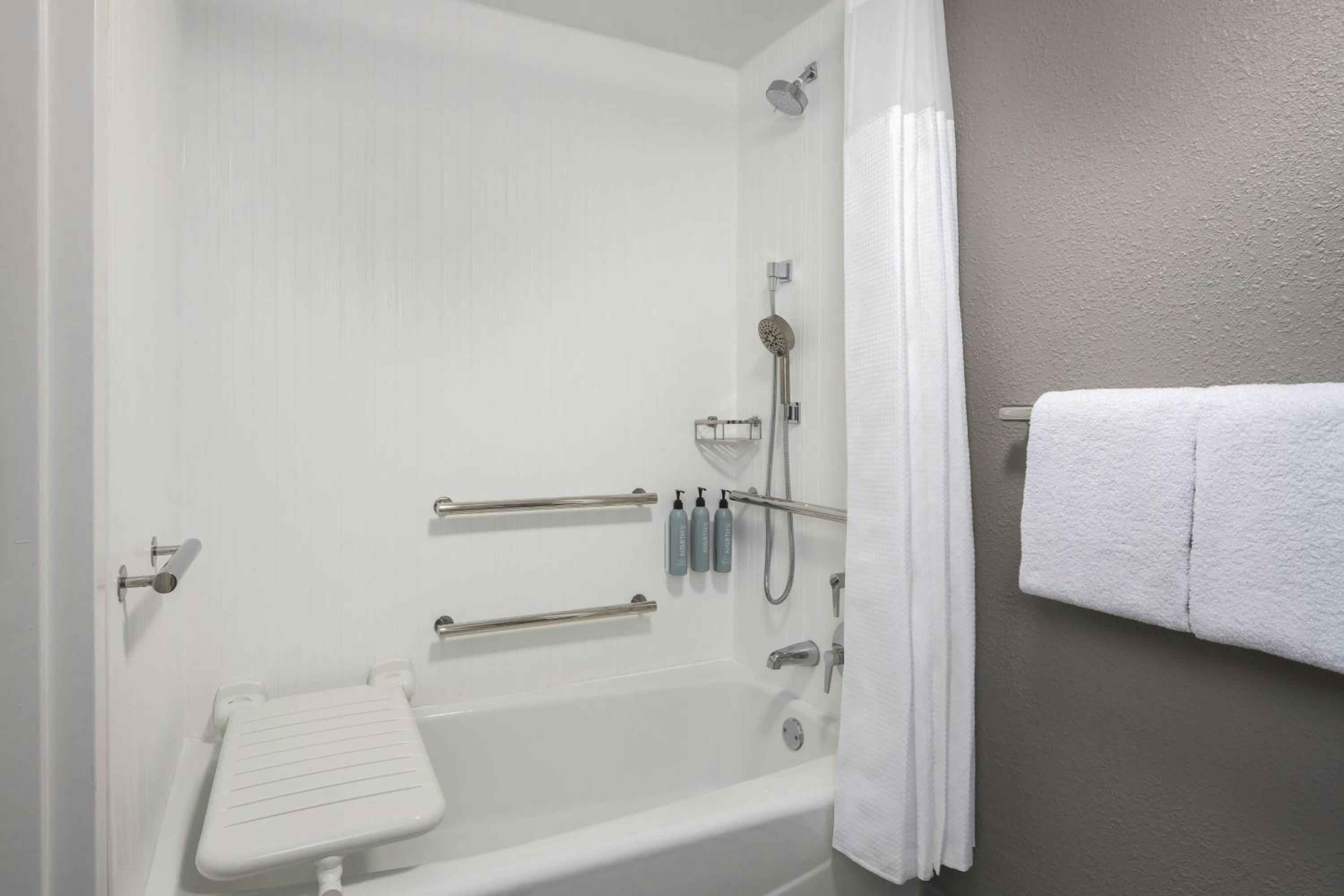 Queen Room with Two Queen Beds and Adapted Tub - Mobility Accessible - Photo 5