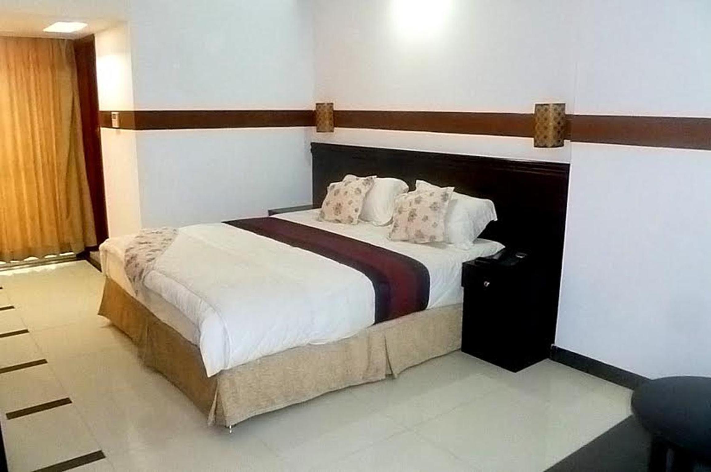 Deluxe Double Room (2 Adults + 1 Child)