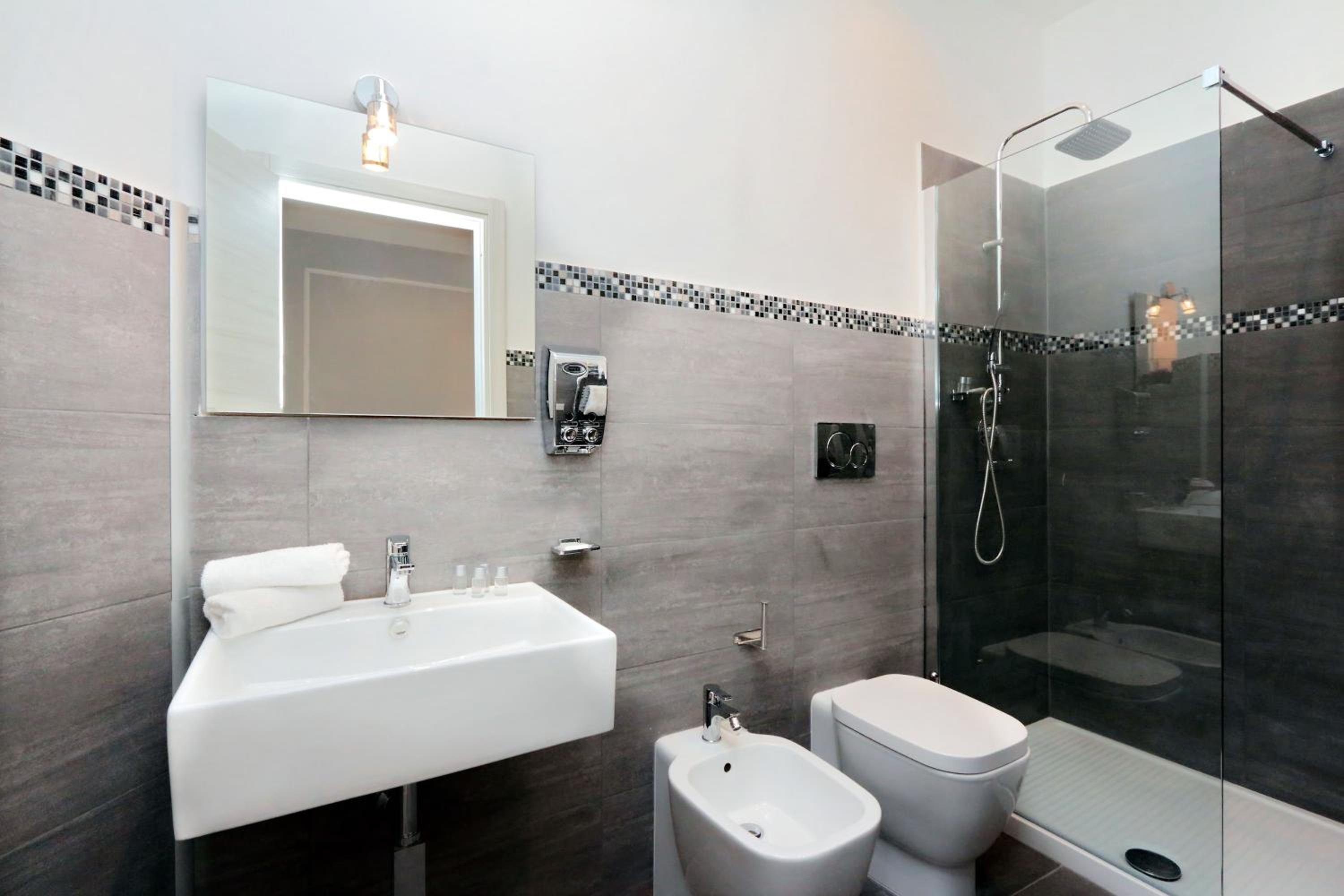 Deluxe Double Room with Private Bathroom photo 2
