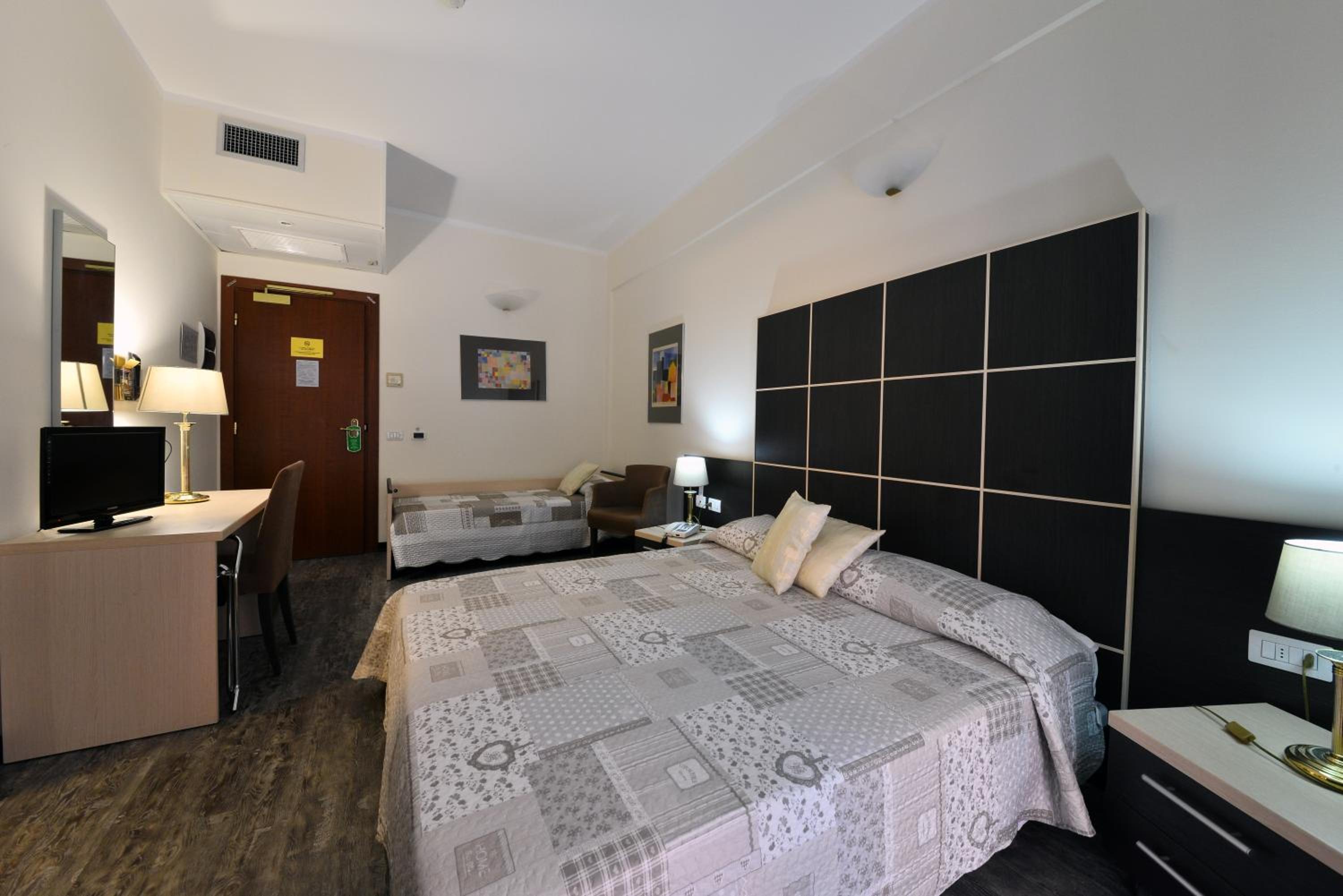 Standard Triple Room - Photo 9