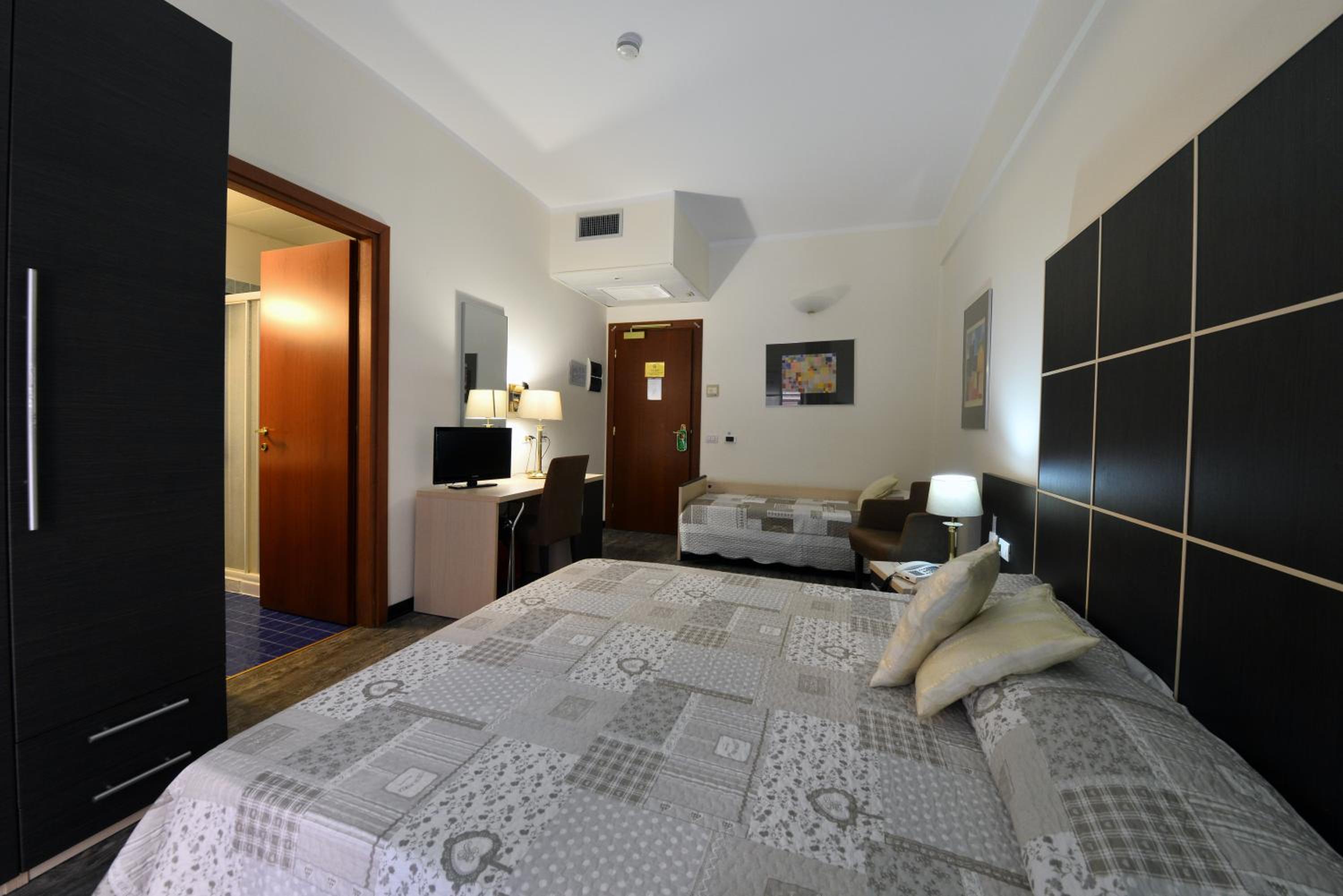 Standard Triple Room - Photo 8