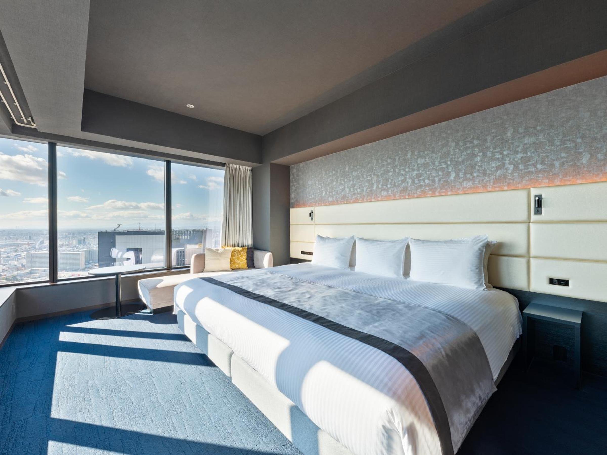 Deluxe Room View Bath 1 bed Wide King - Non-Smoking