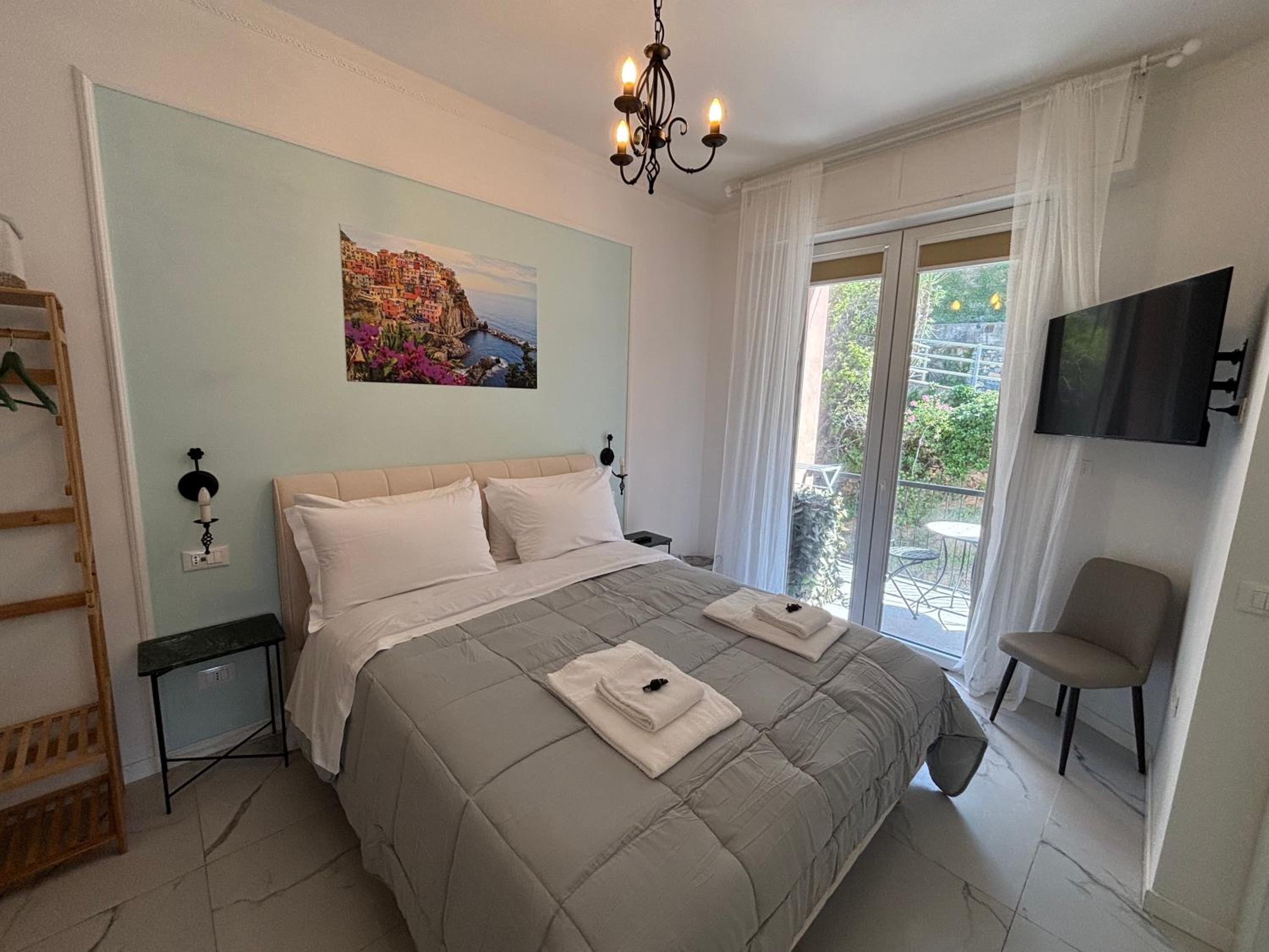 Deluxe Double Room with Balcony photo 3