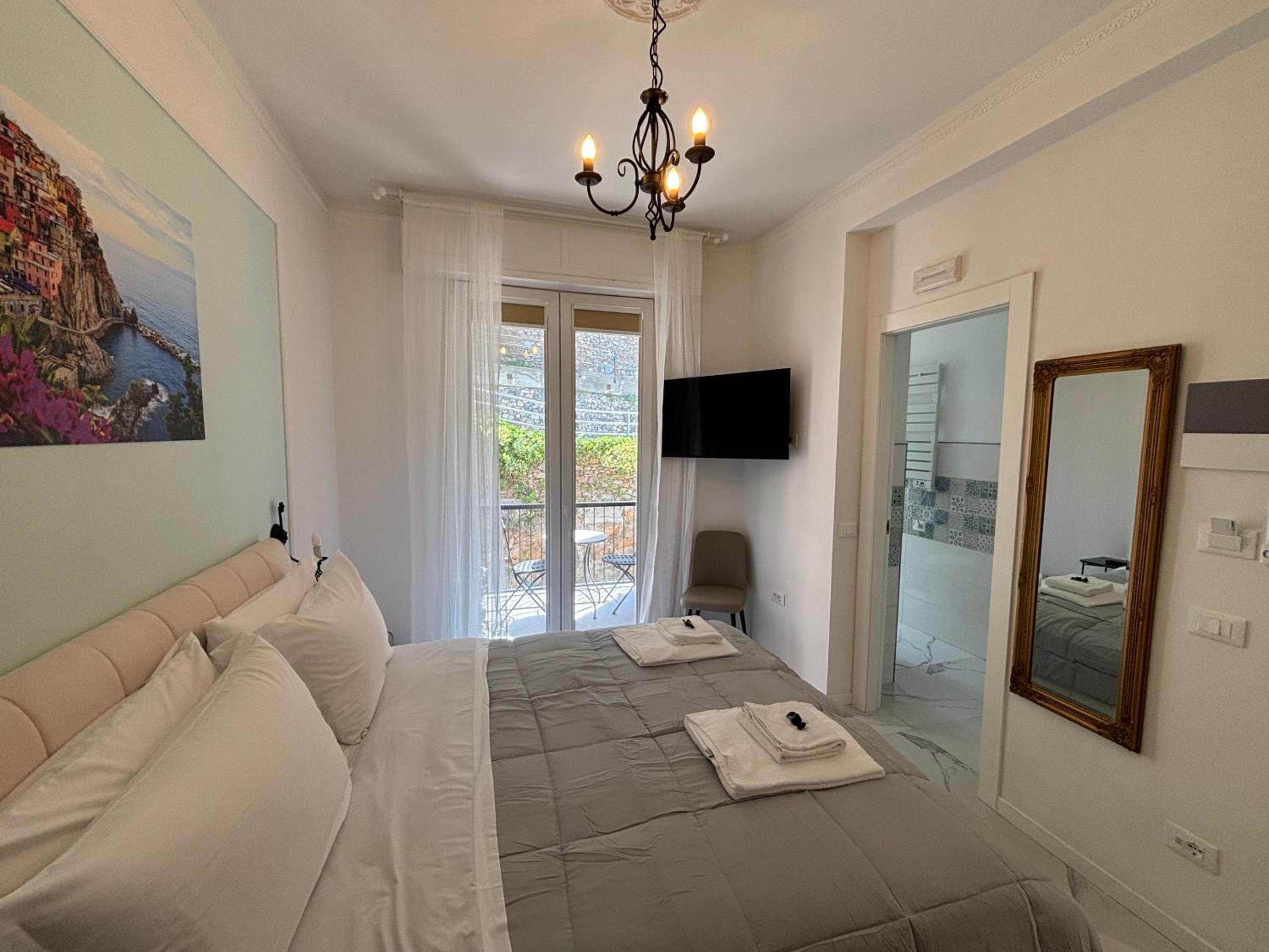 Deluxe Double Room with Balcony photo 2