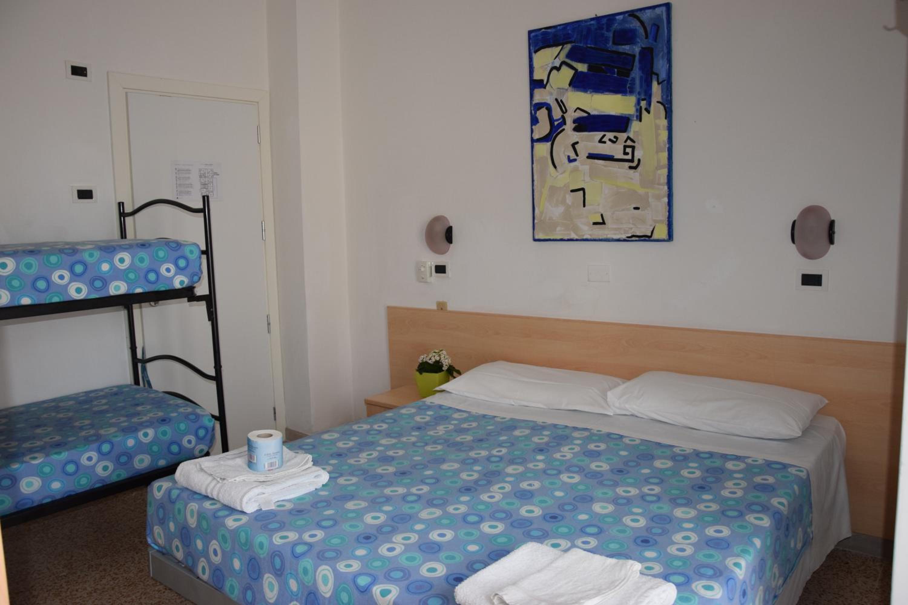 Quadruple Room with Balcony - Photo 6
