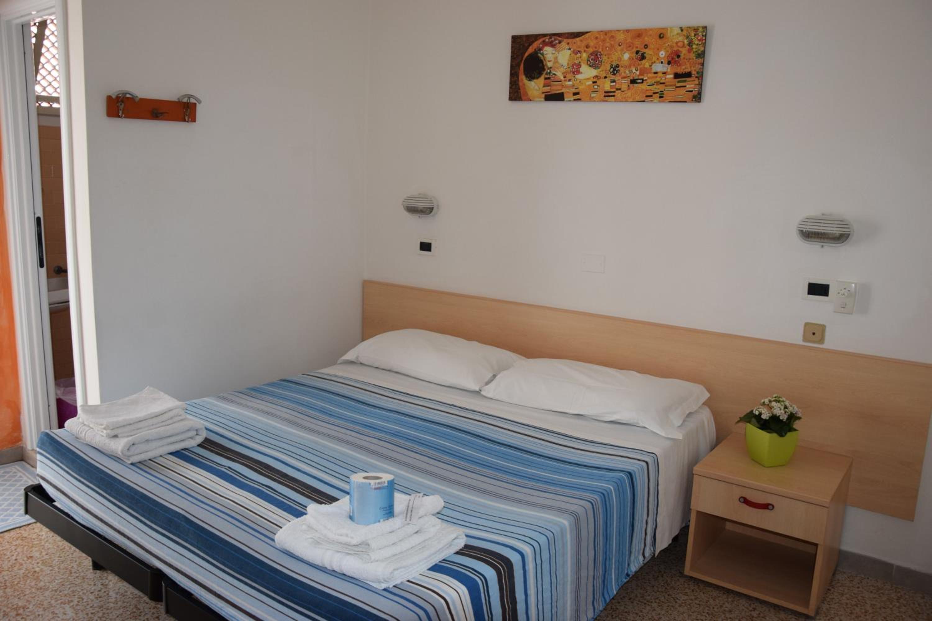 Double or Twin Room with Balcony - Photo 2