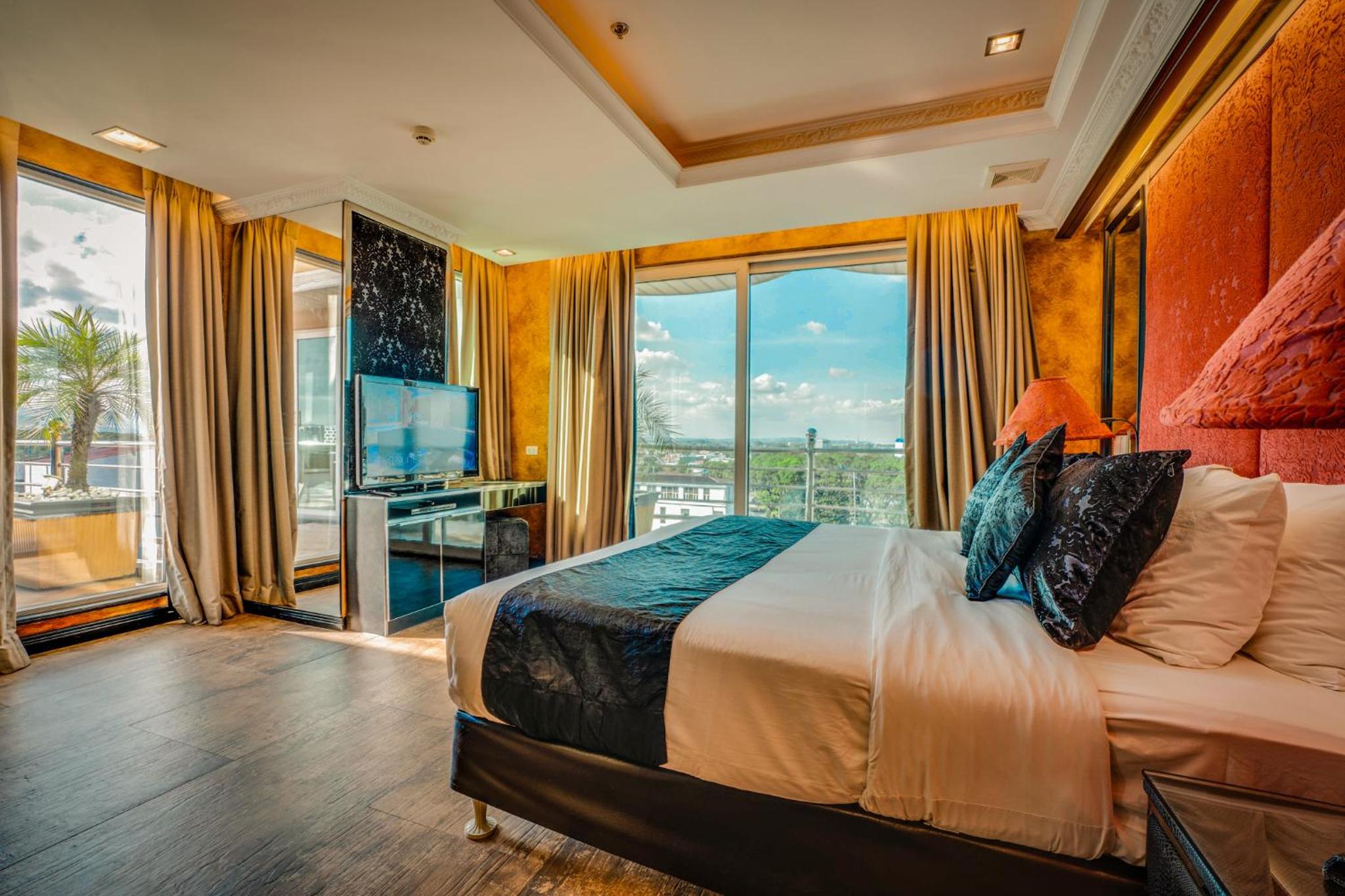 Two-Bedroom Penthouse Apartment - Photo 7