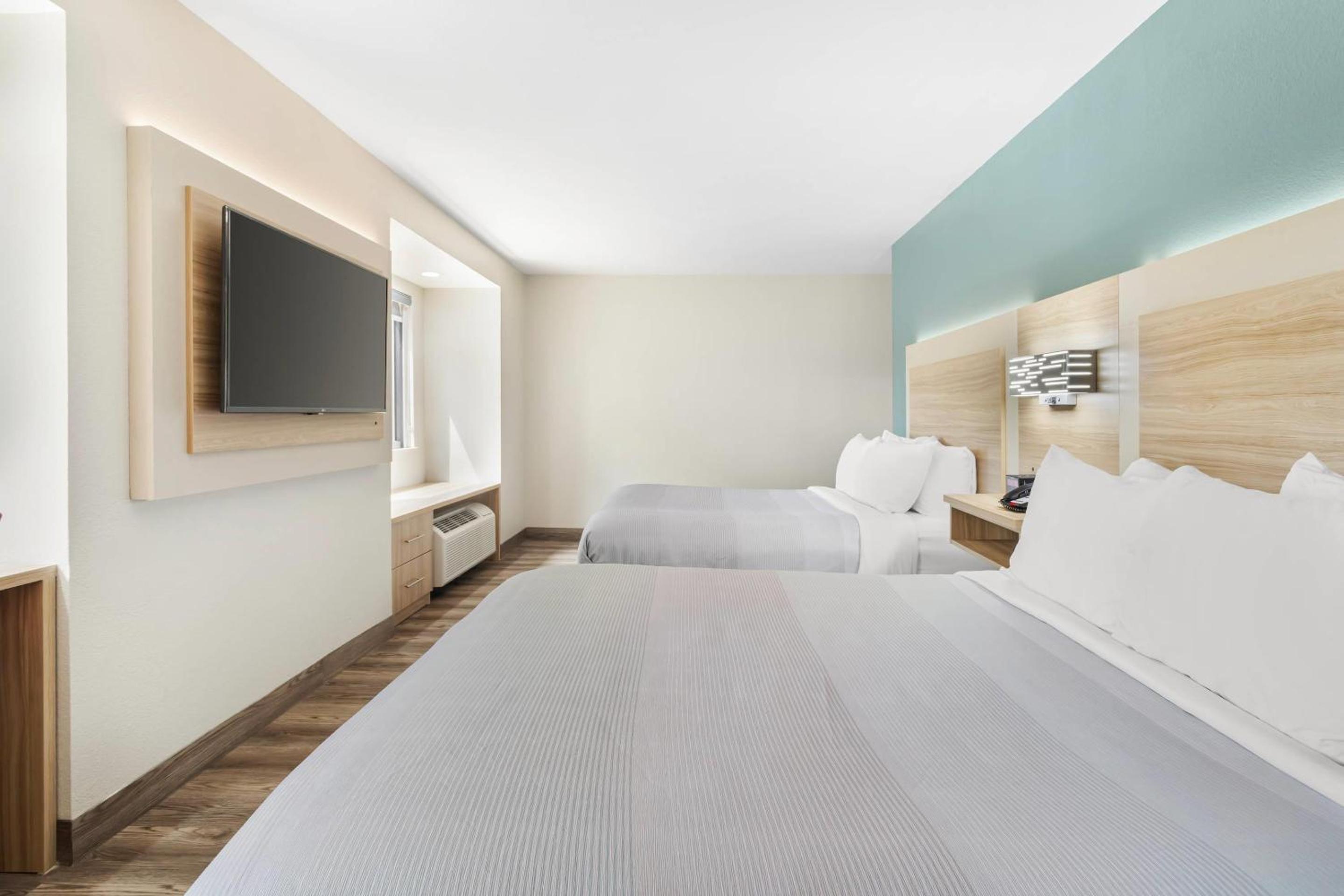 Queen Room with Two Queen Beds - Non Smoking  - Photo 4
