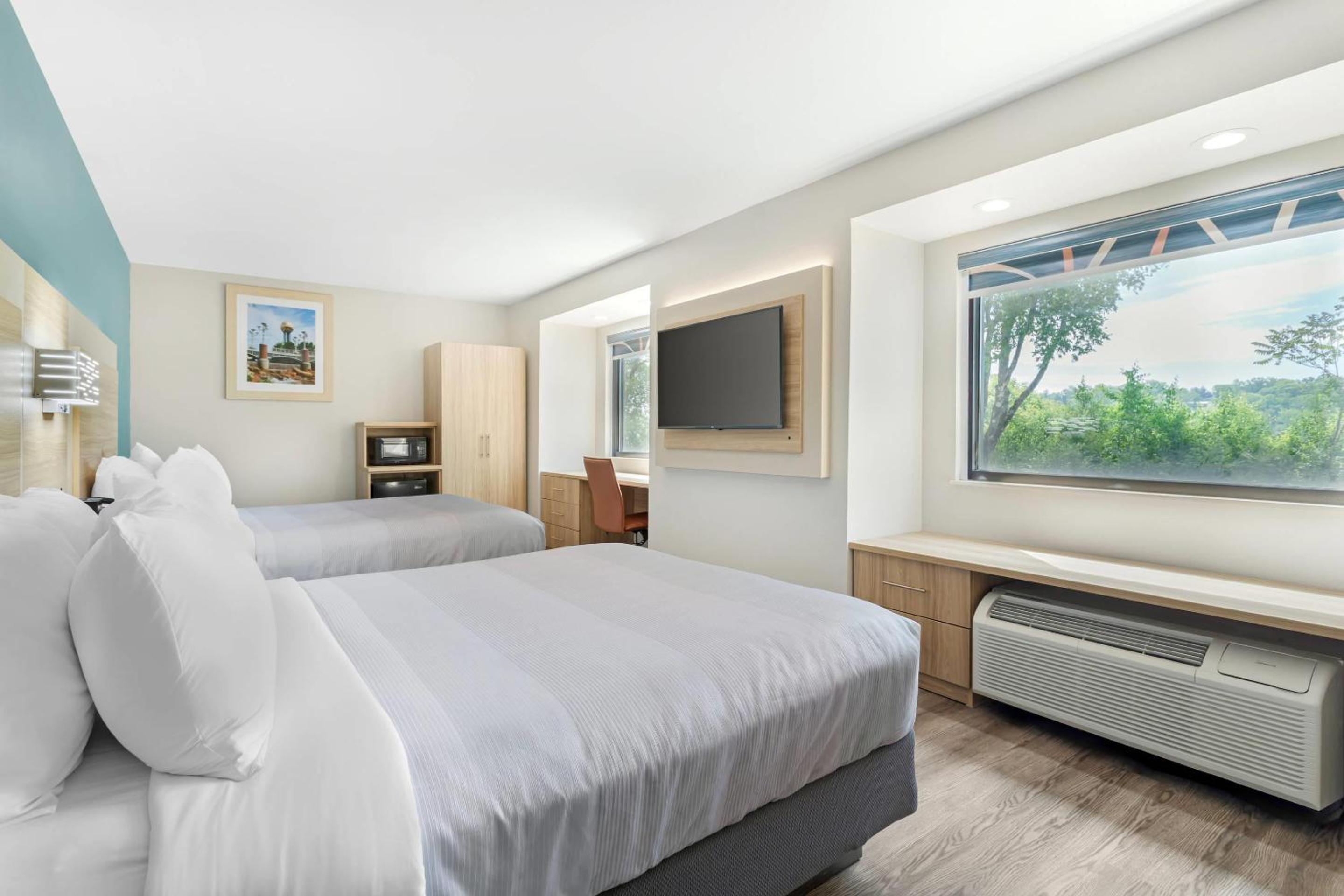 Queen Room with Two Queen Beds - Non Smoking  - Photo 2