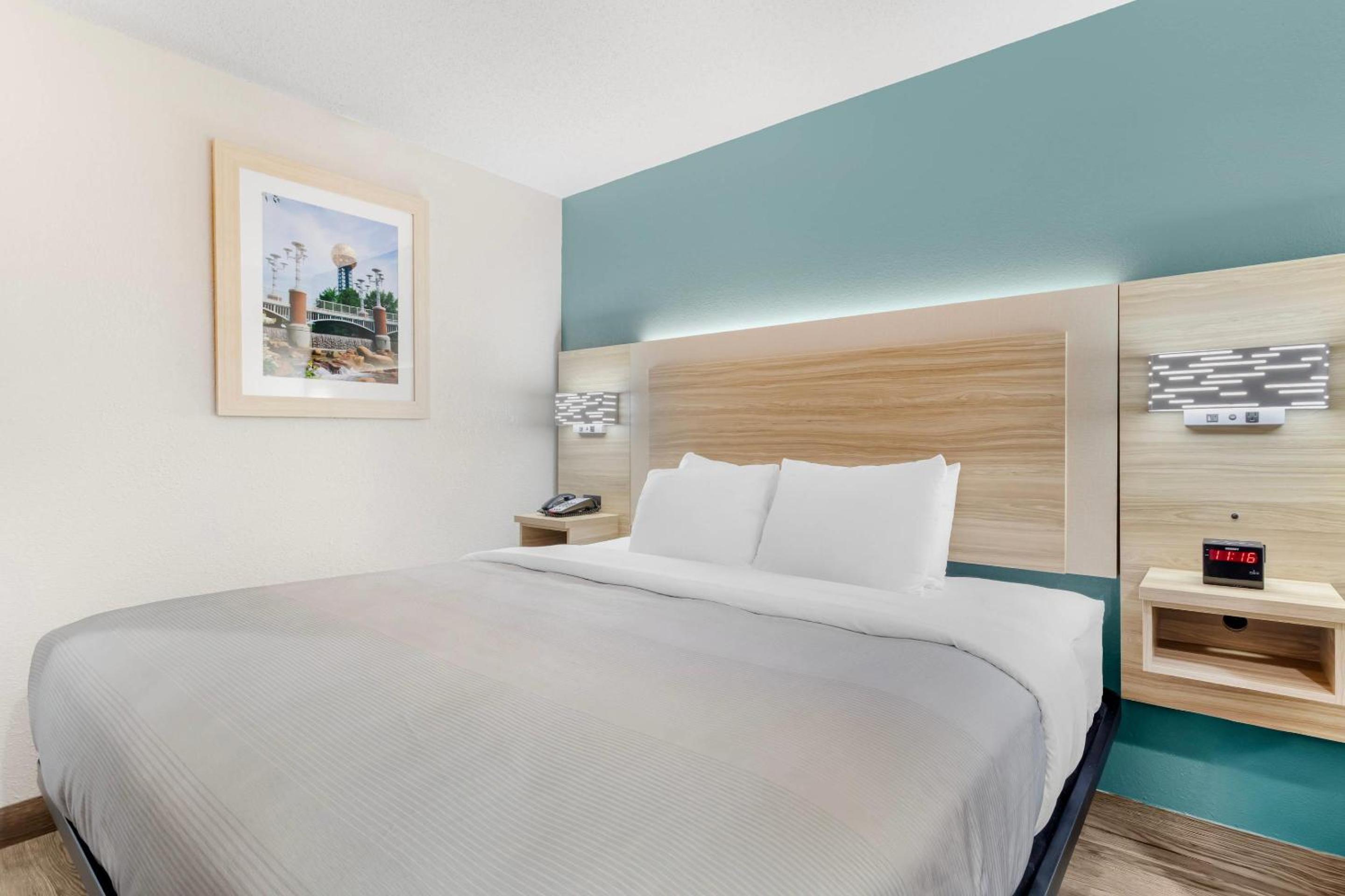 King Room - Non-Smoking - Photo 3