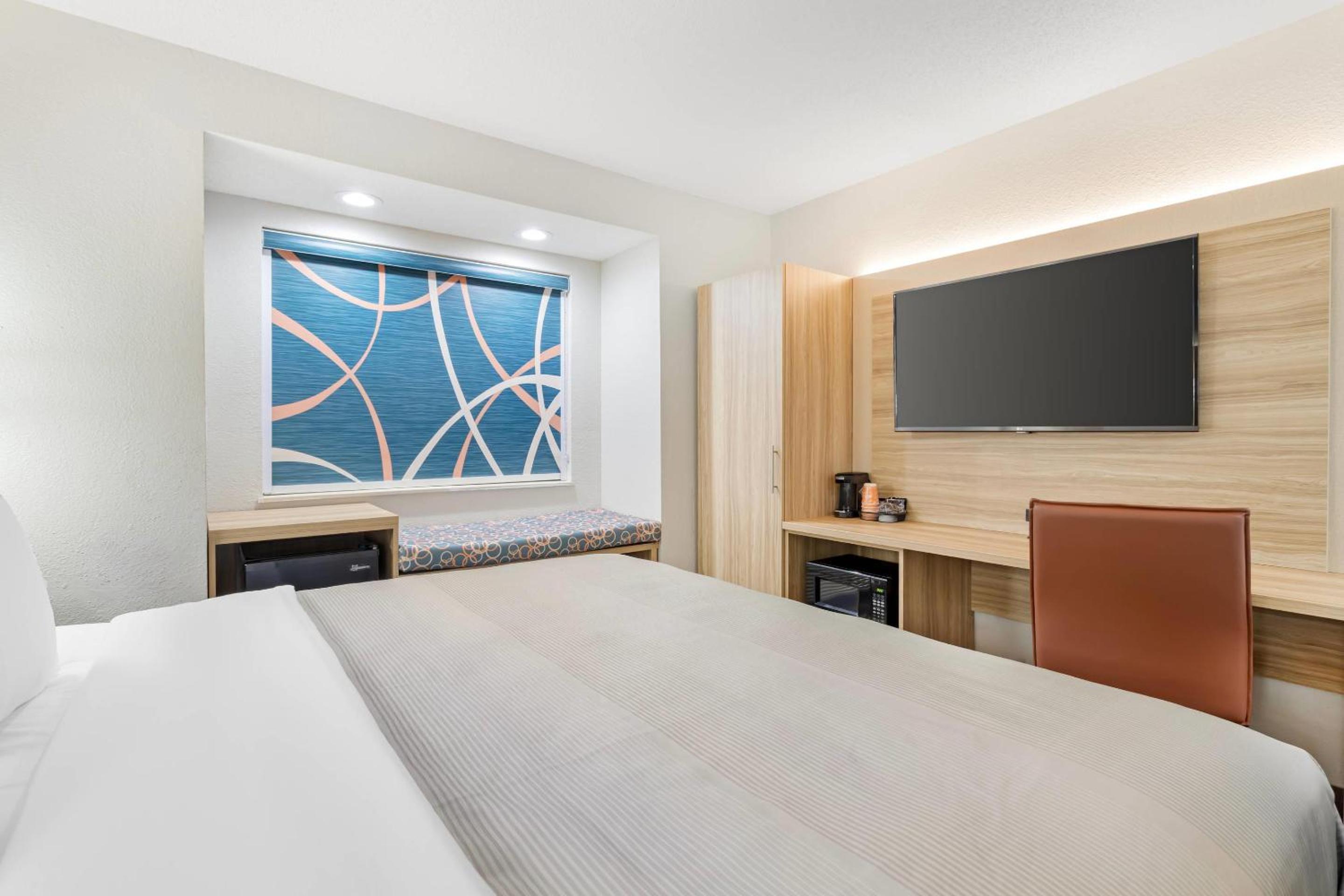 King Room - Non-Smoking - Photo 4