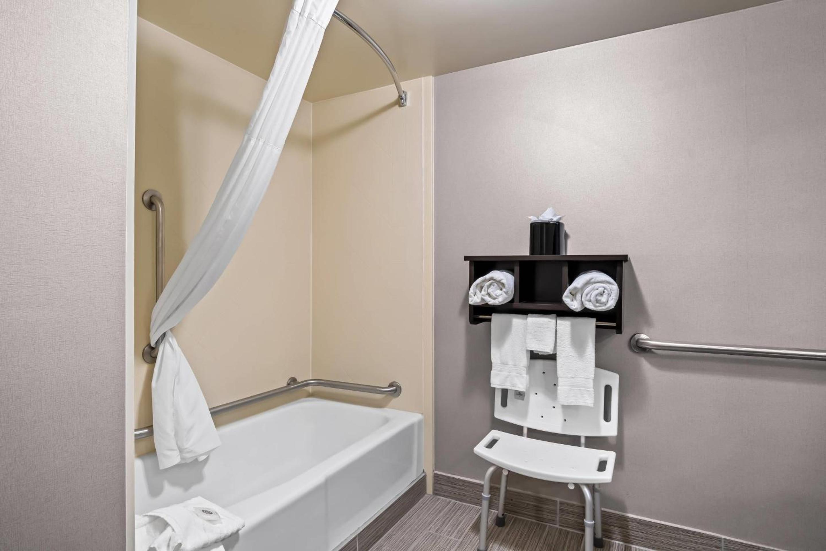 Queen Room with Tub - Disability Access/Non Smoking - Photo 1