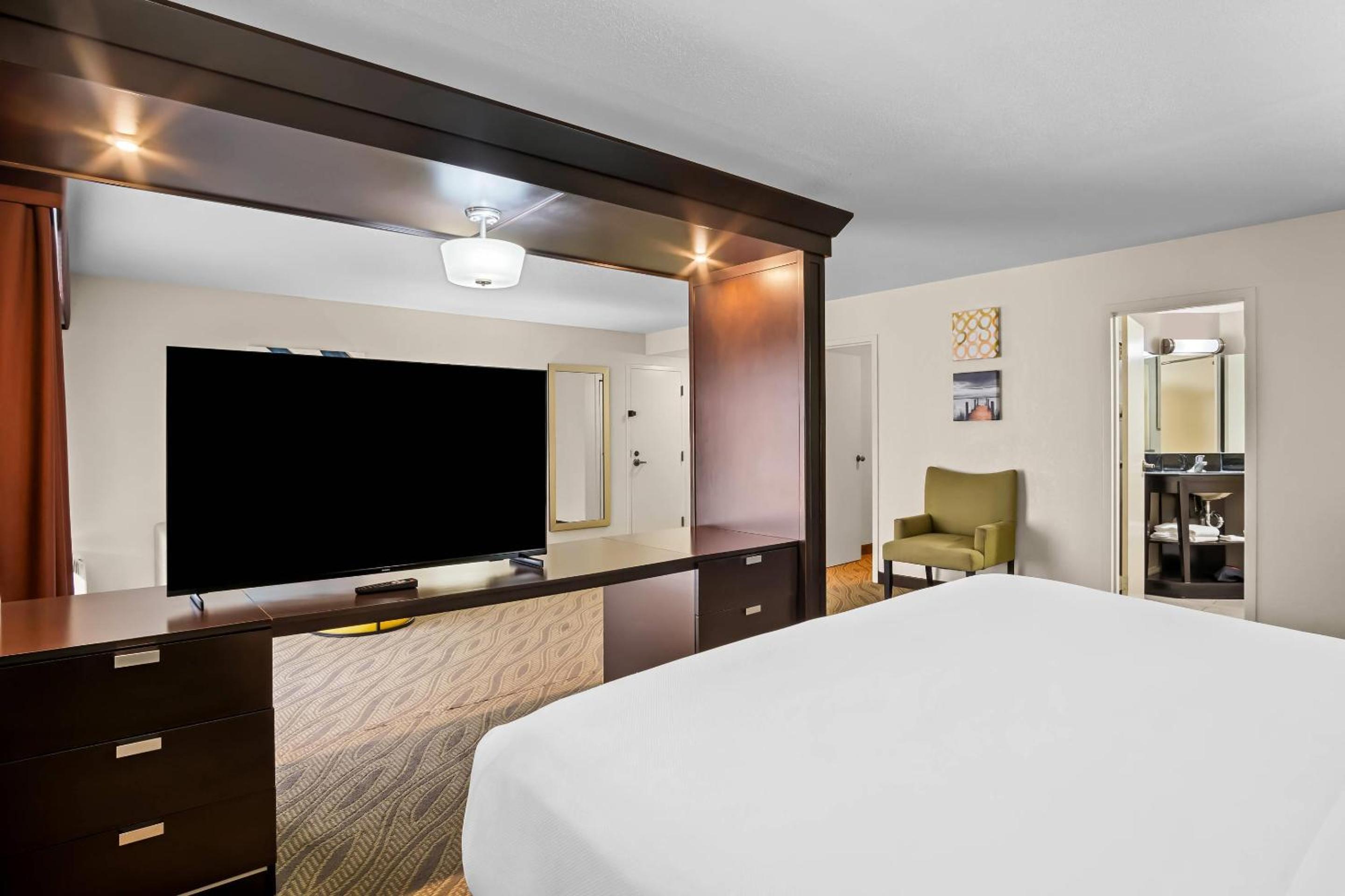 Large King Suite with Sofa bed - Non Smoking - Photo 4