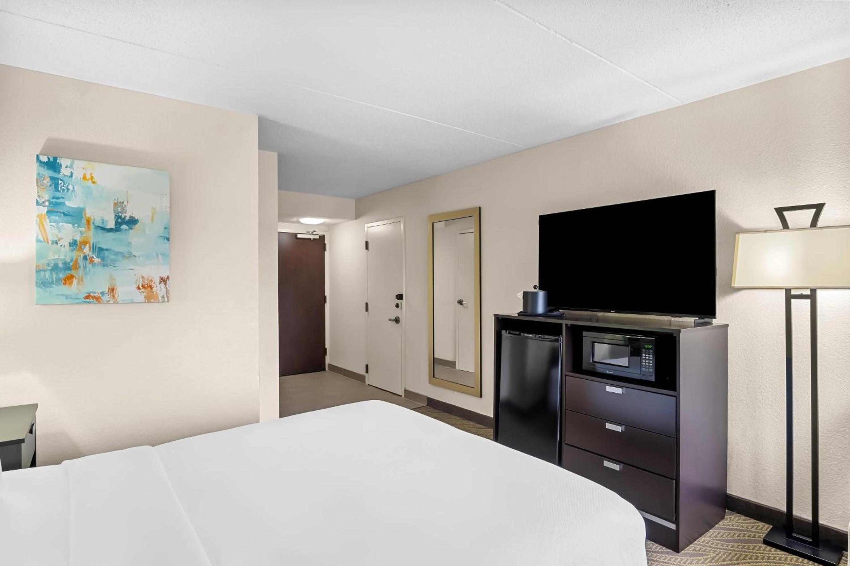 Queen Room with Tub - Disability Access/Non Smoking - Photo 4