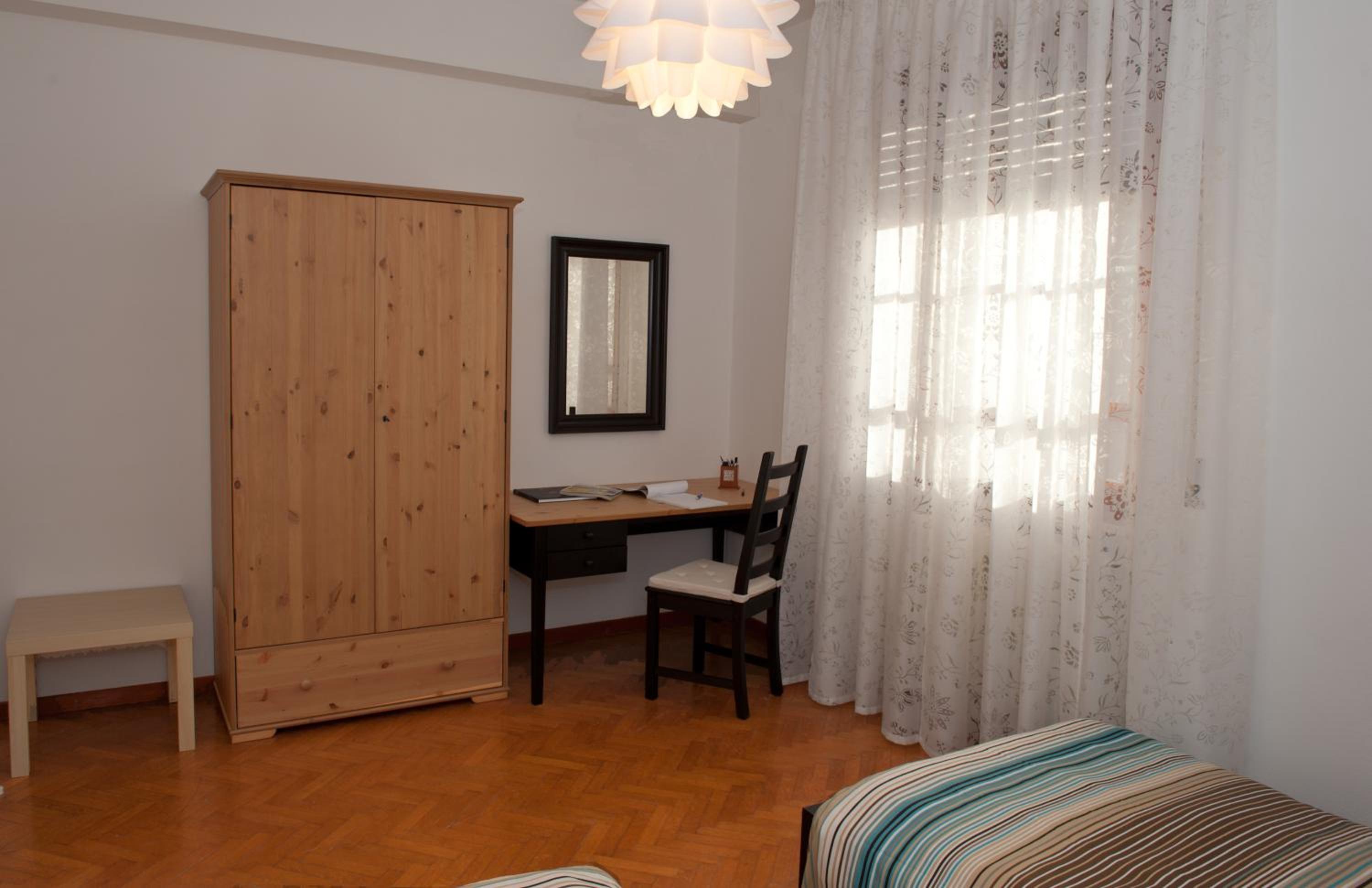 Twin Room - Photo 3