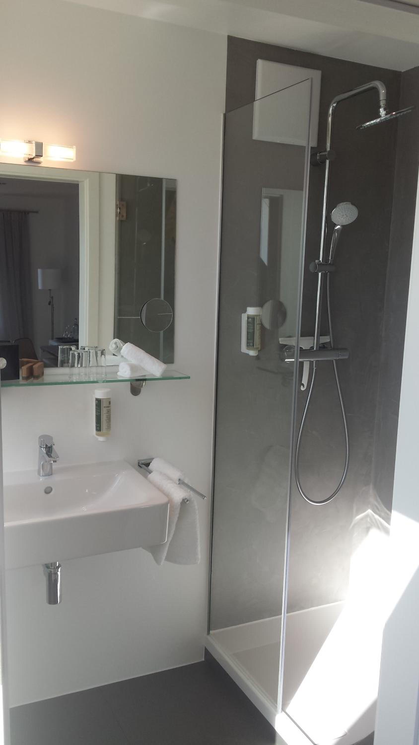 Standard Double Room - Photo 8