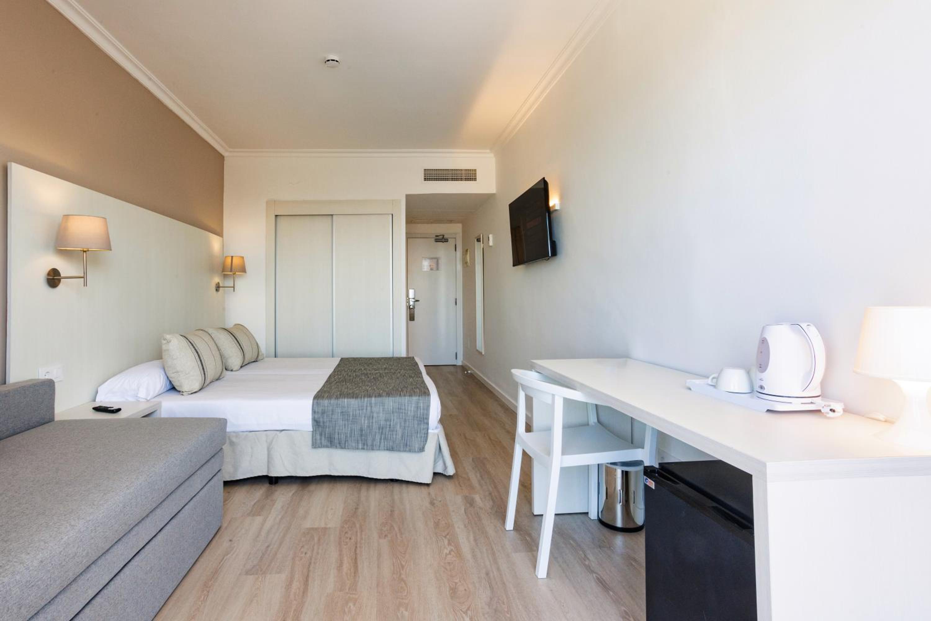Twin Room with Sea View (2 Adults + 1 Child) photo 2