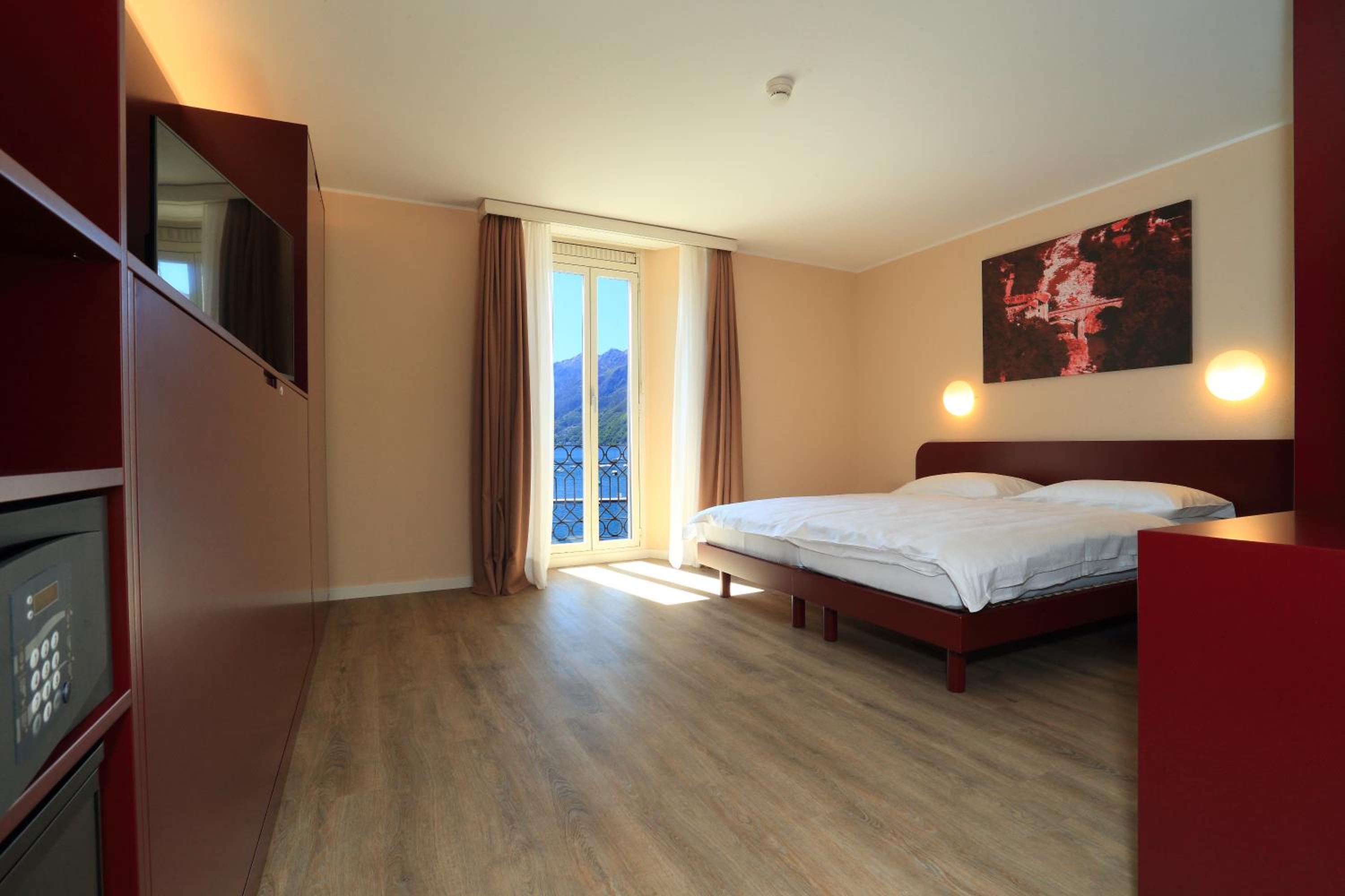 Twin Room with Balcony and Lake View photo 3