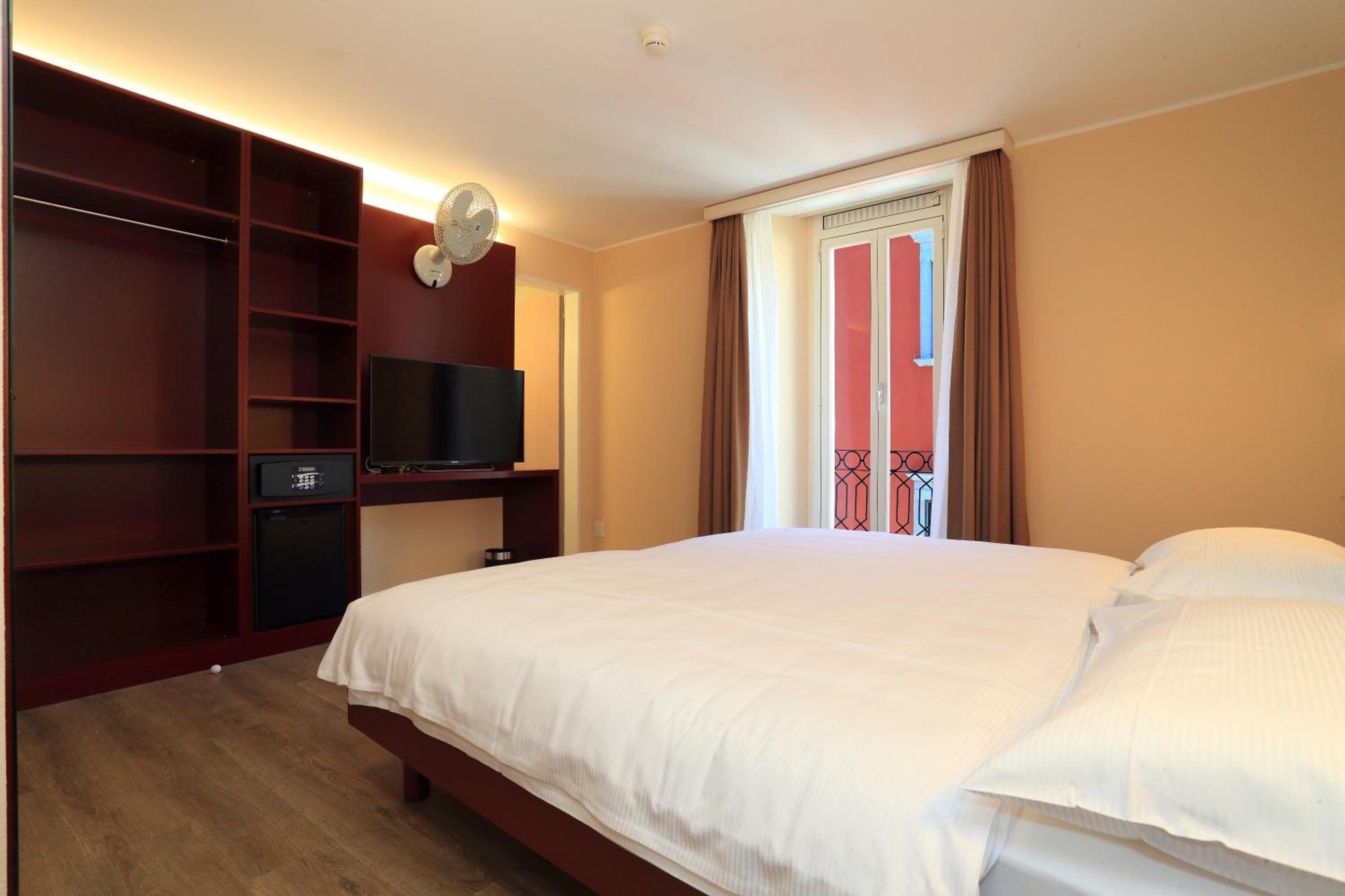 Twin Room with Balcony and Lateral Lake View  photo 3