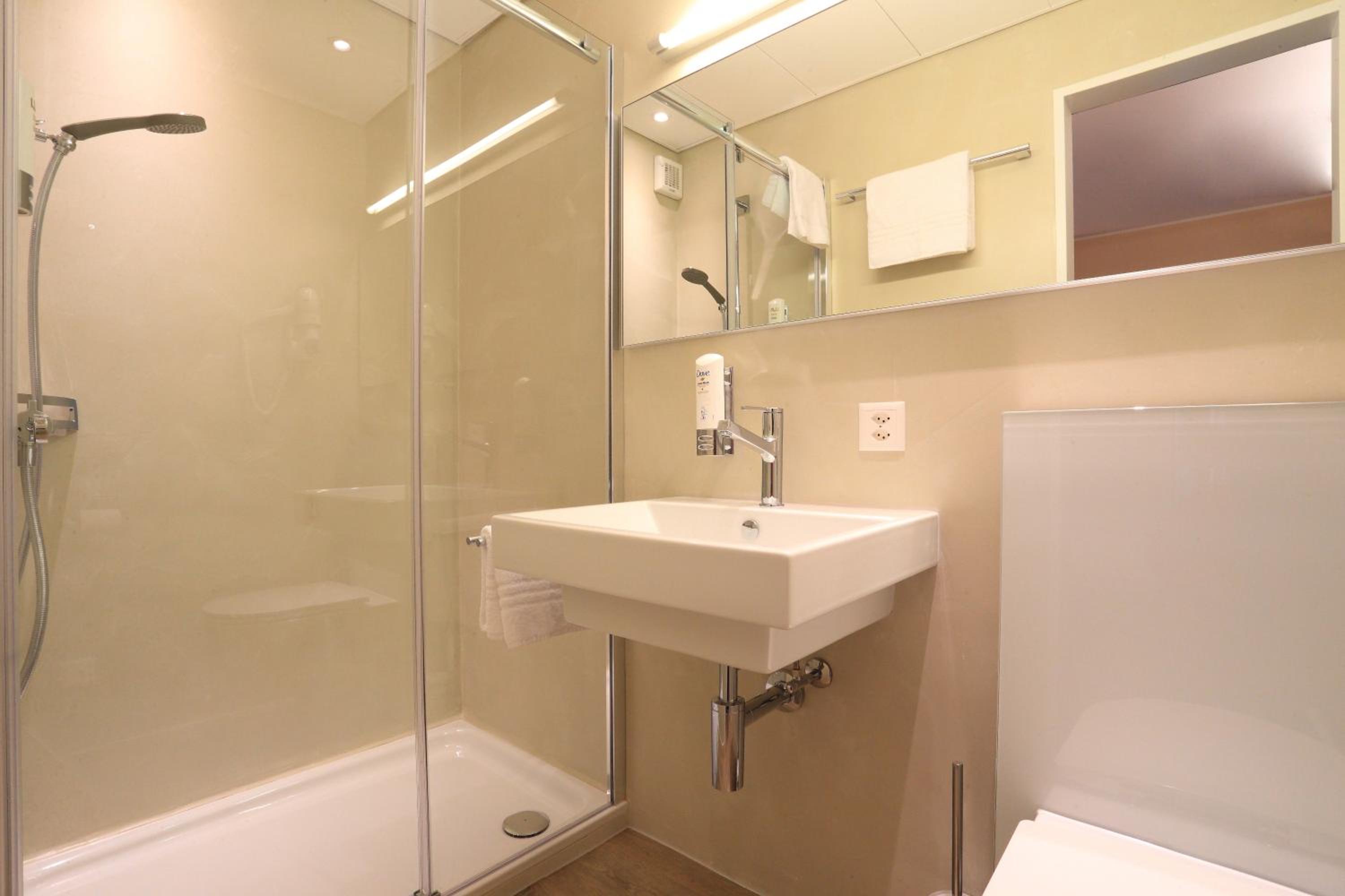 Budget Single Room with Extra Bed photo 2