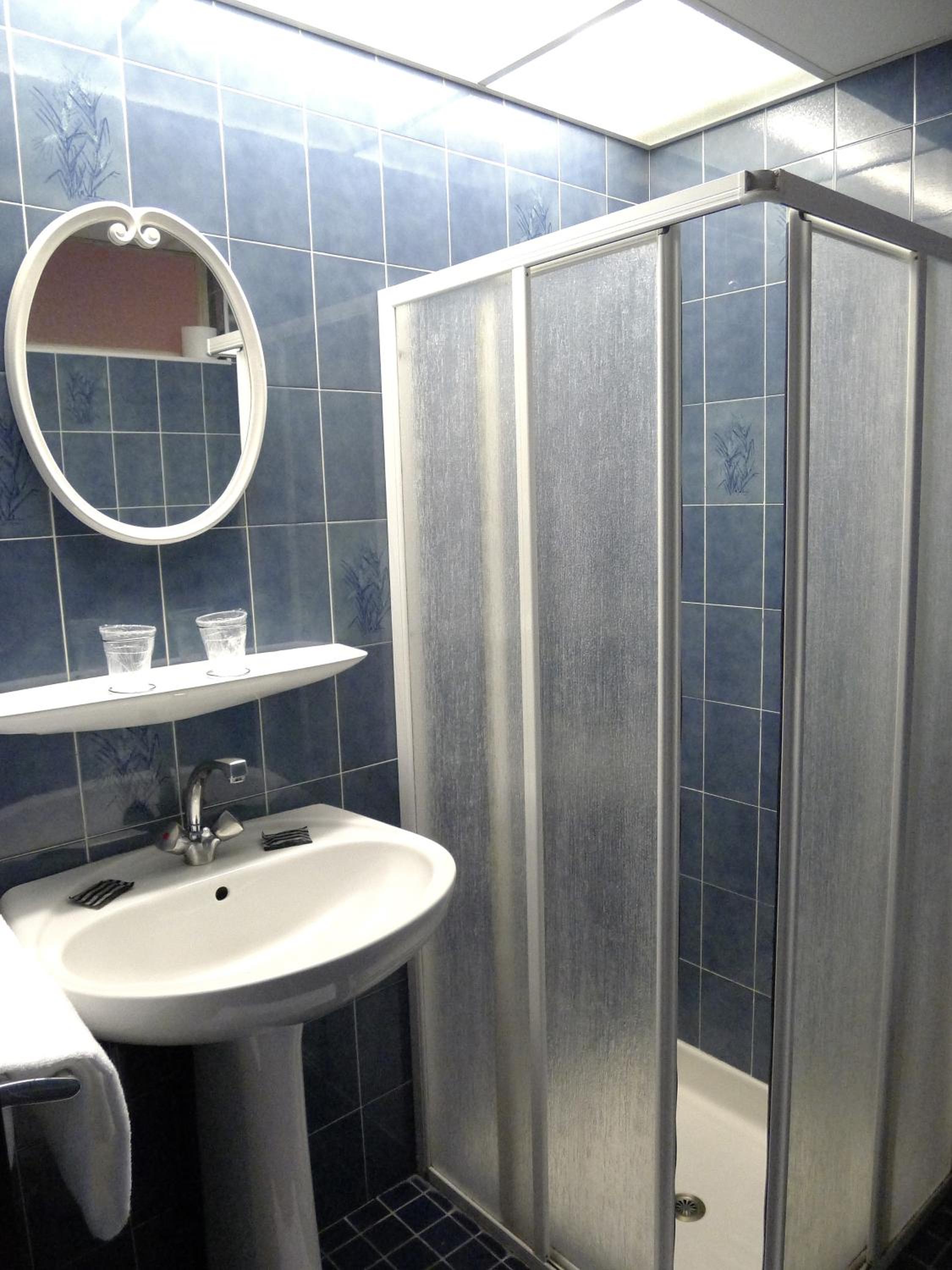 Twin Room with Shower - Photo 2