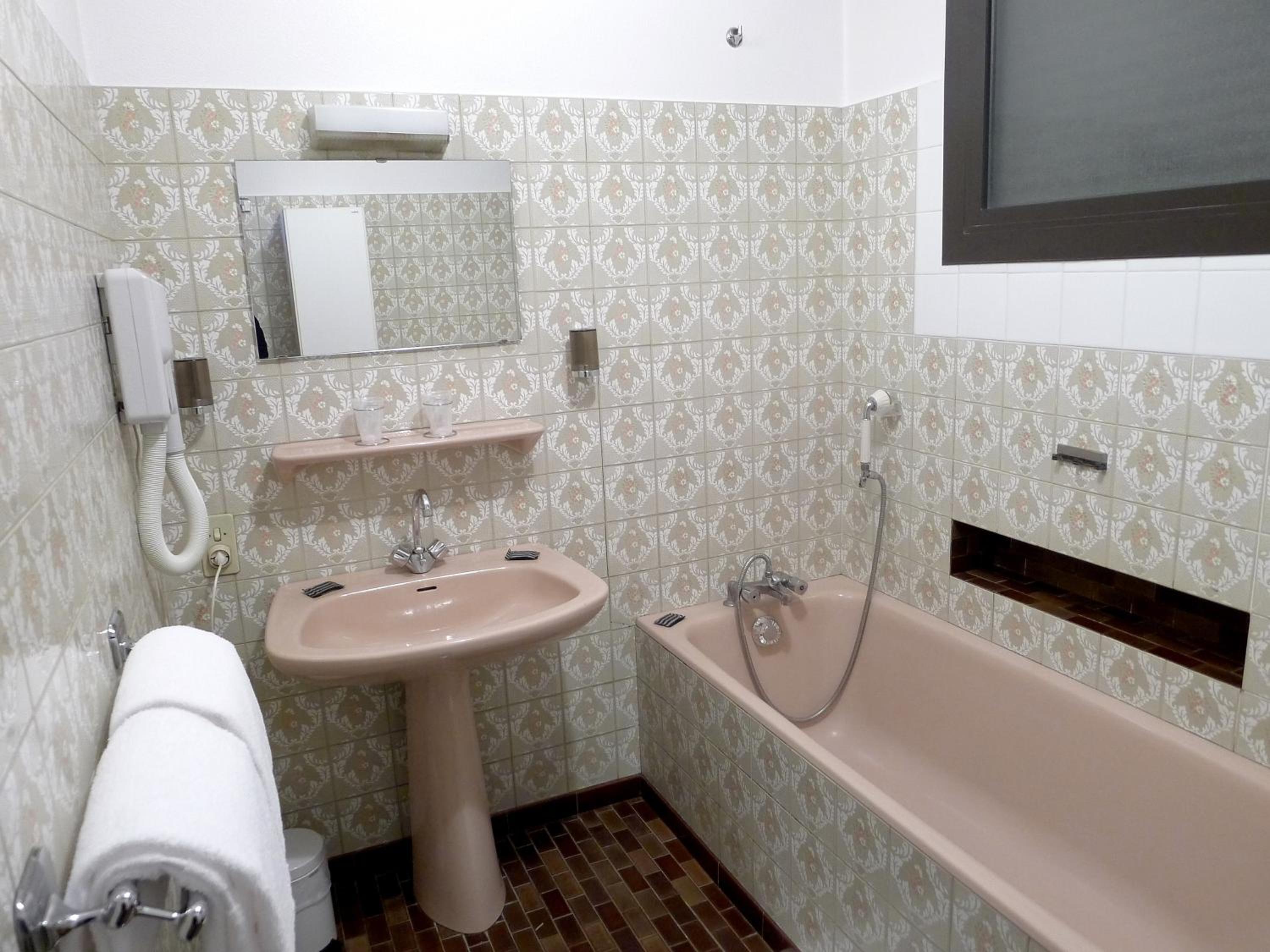 Double Room with Bath - Photo 3