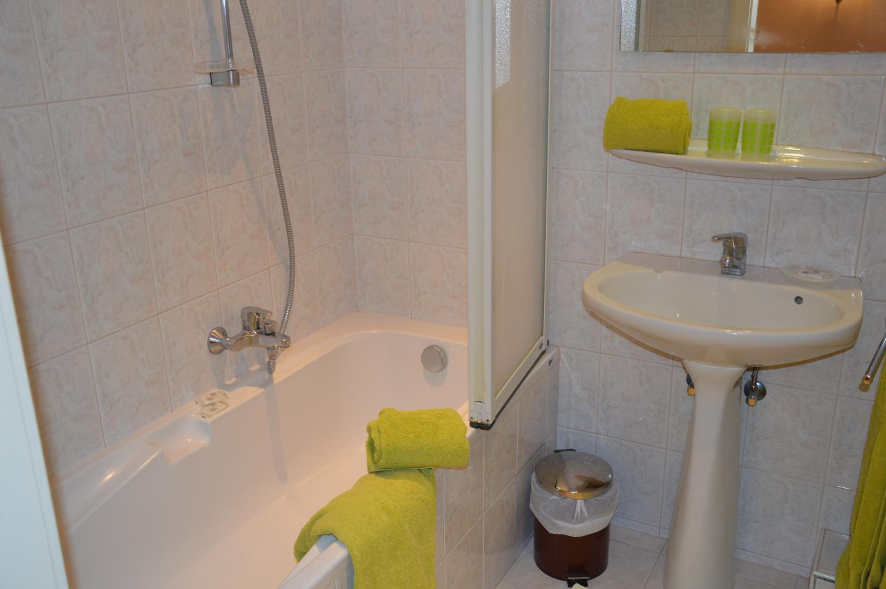 Twin Room - Photo 2