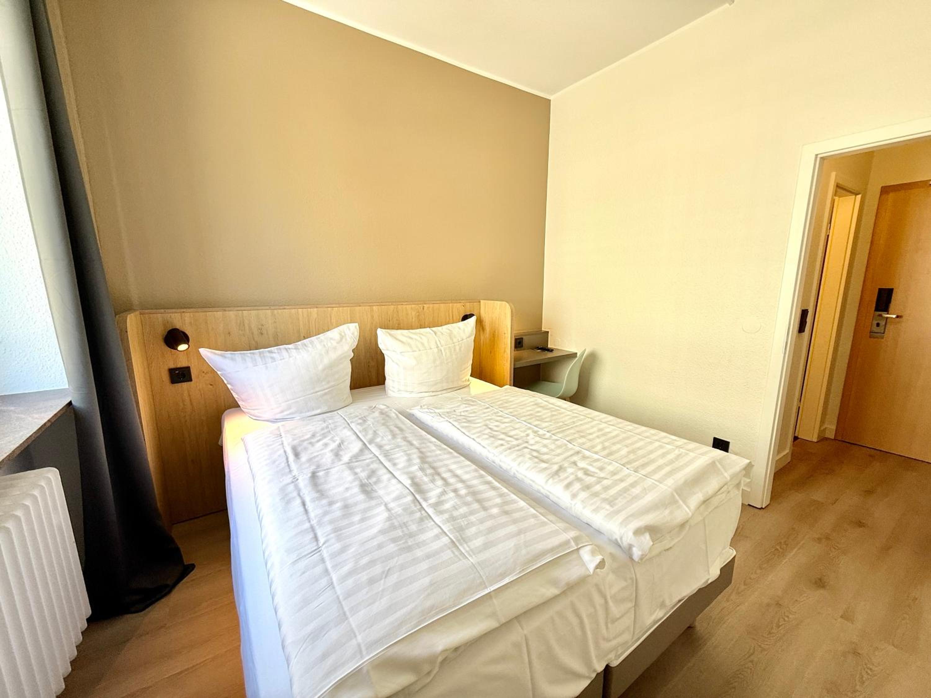 Standard Room - 1 Queen Bed