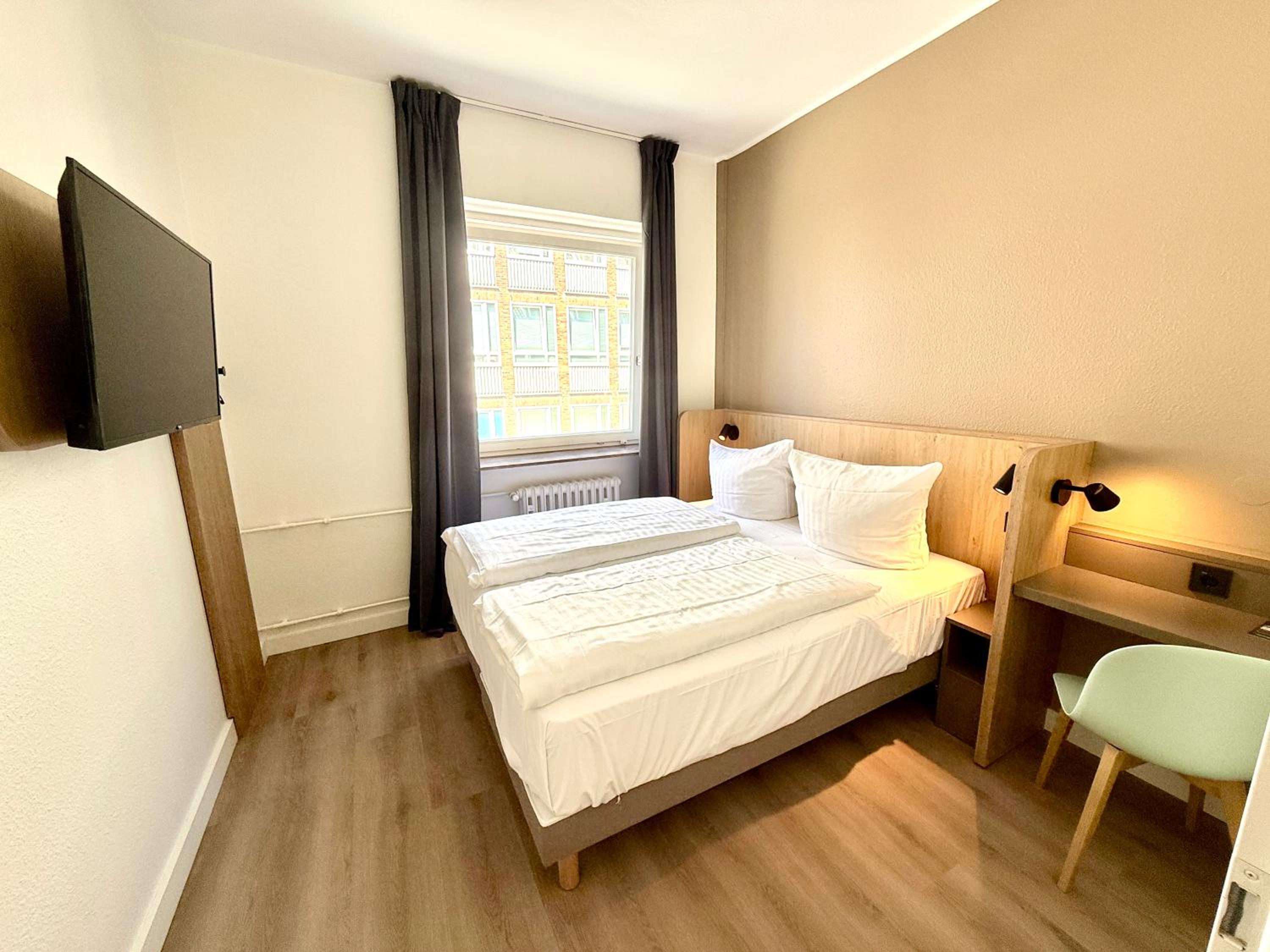 Standard Room - 1 Queen Bed