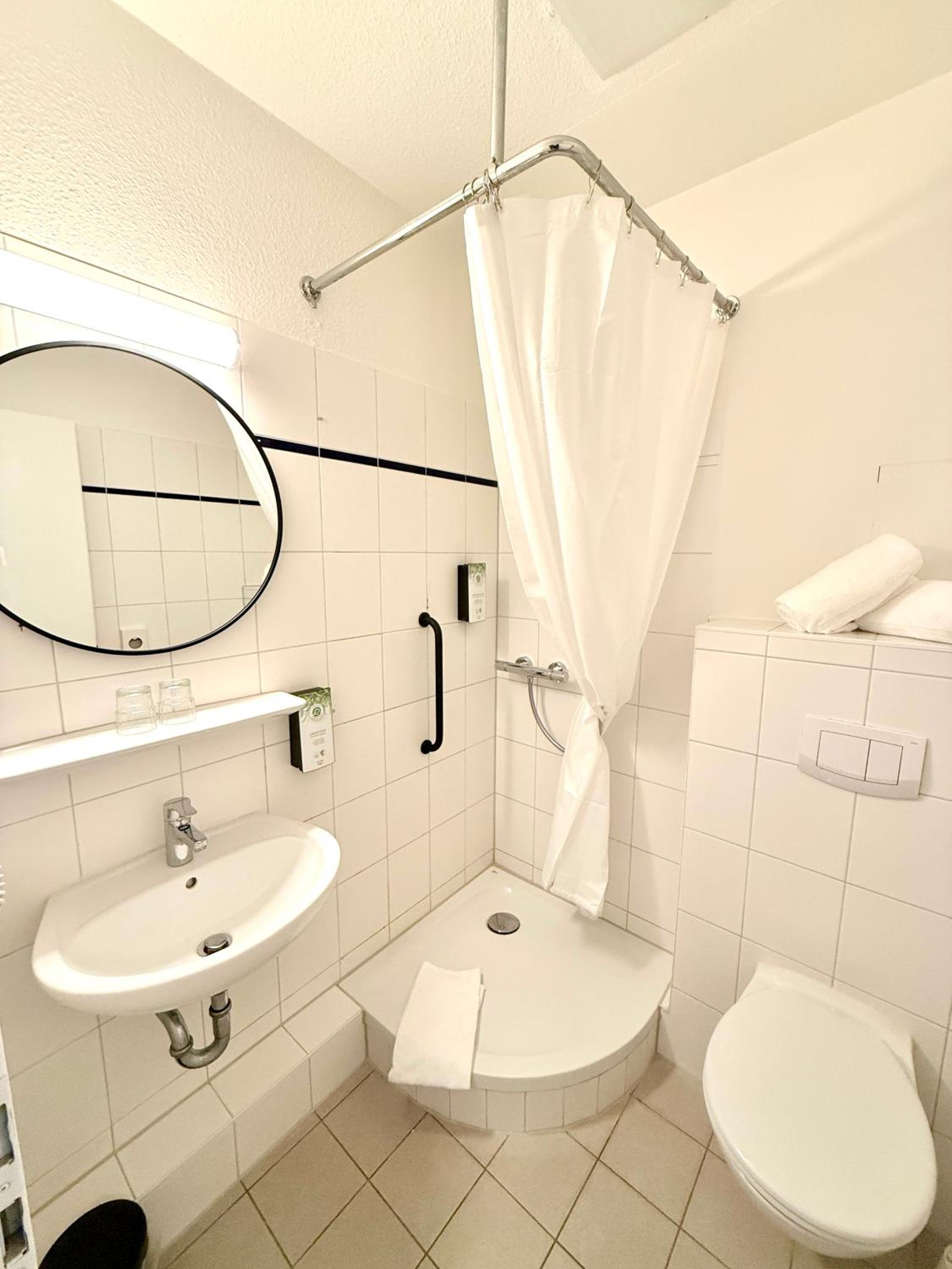 Standard Room - 1 Queen Bed
