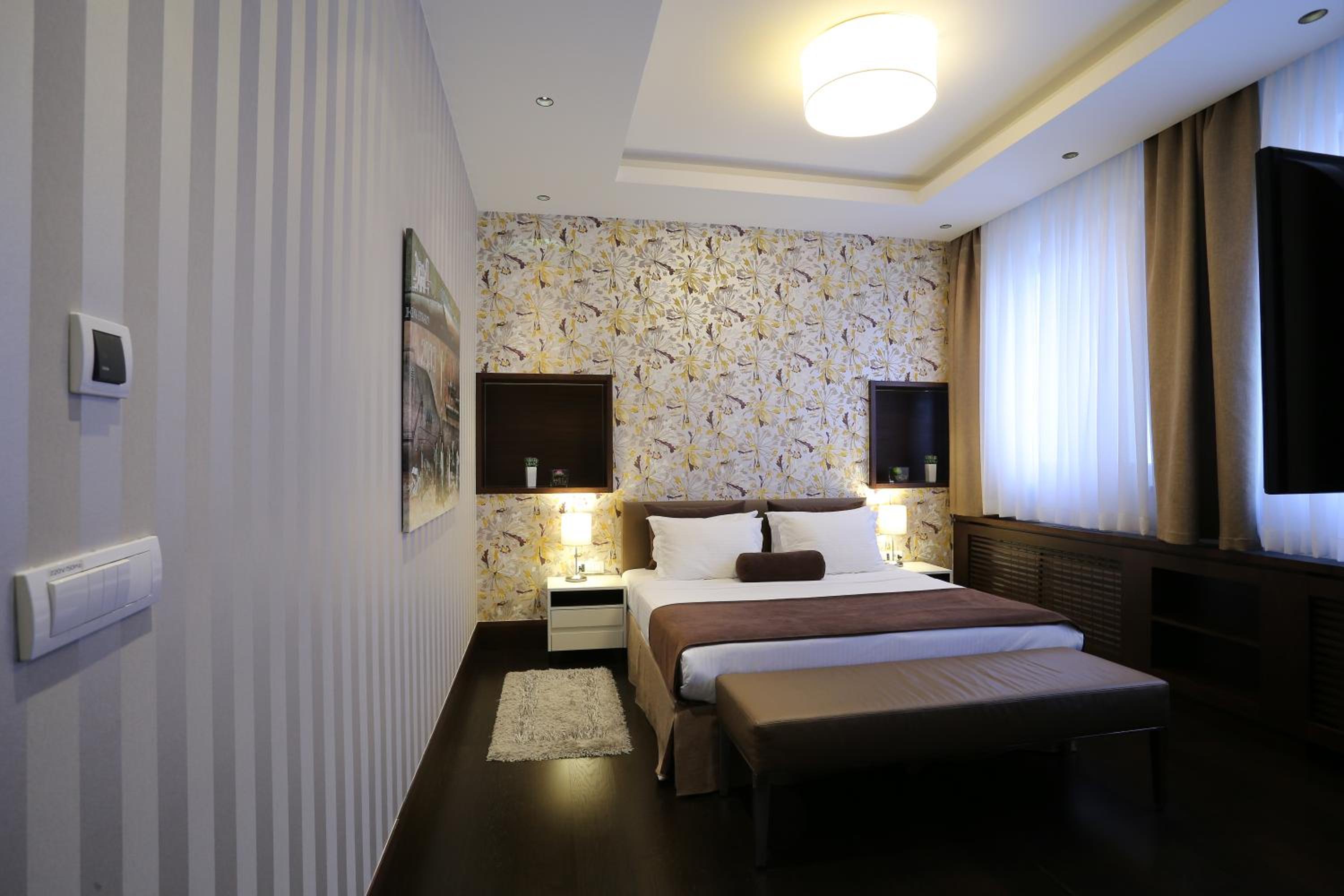 Superior King Suite with Free Parking - Photo 22
