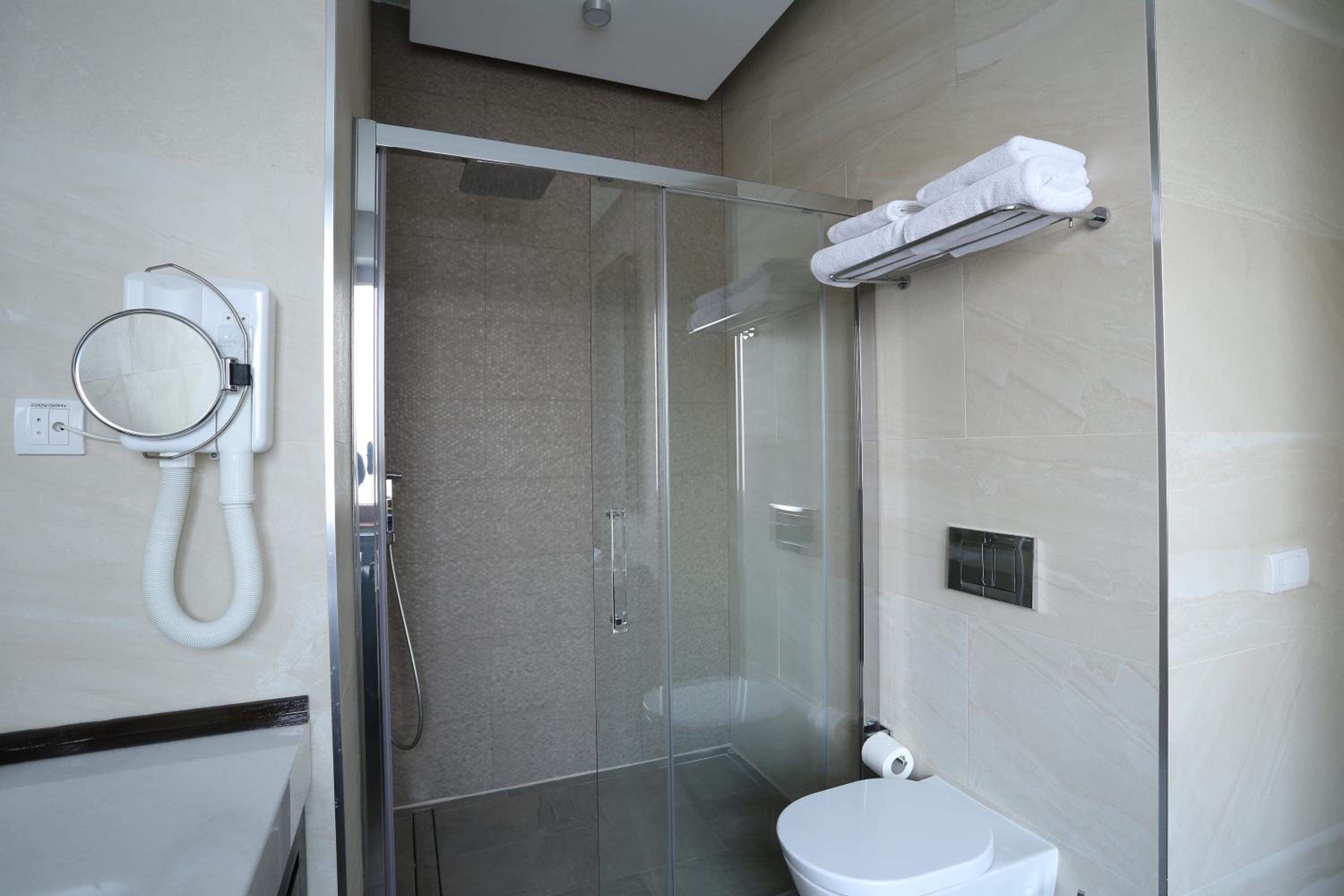 Superior King Suite with Free Parking - Photo 11