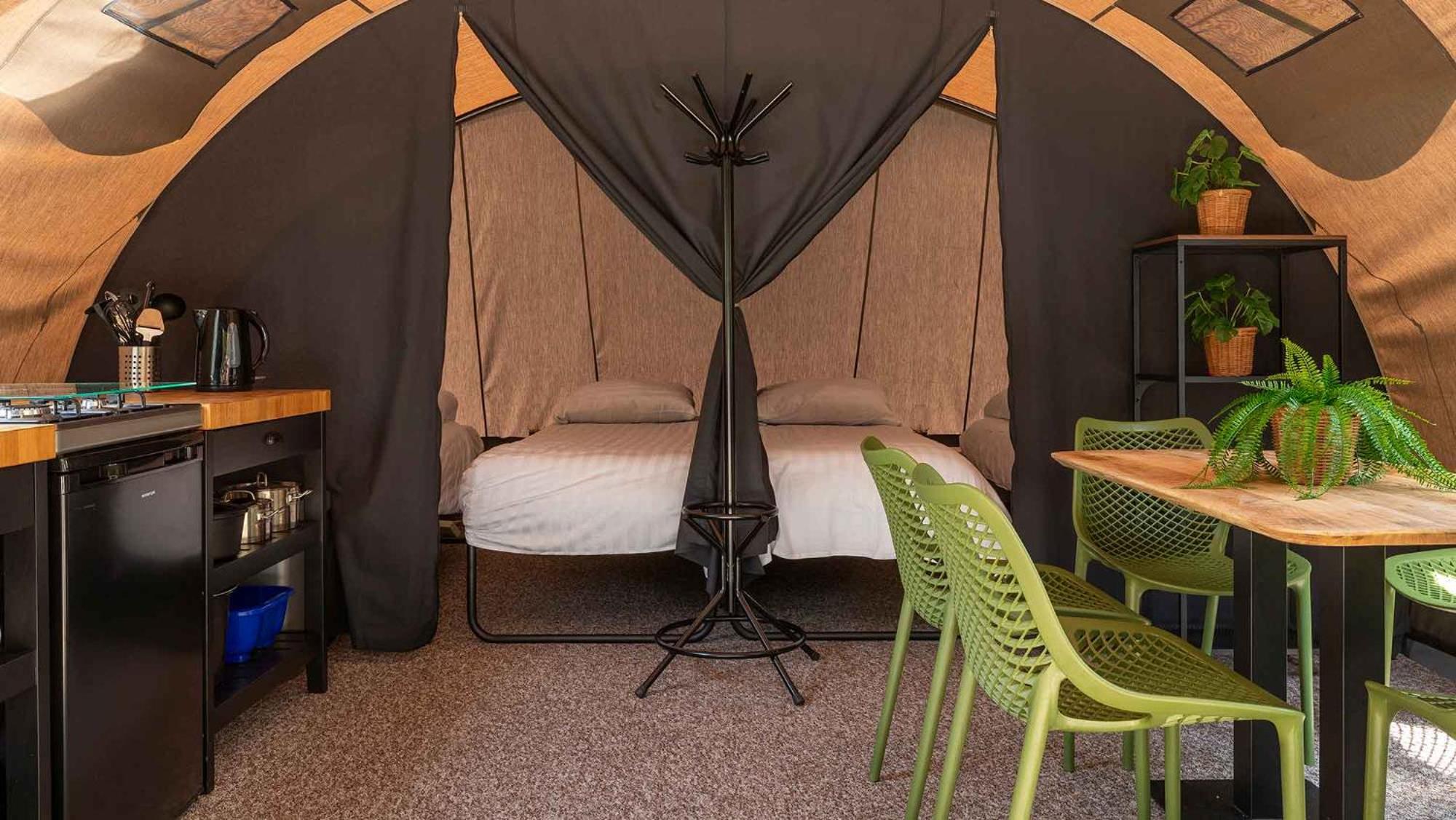 Glamping tent voor 6 personen met separate slaaptent (huisdieren niet toegestaan)
