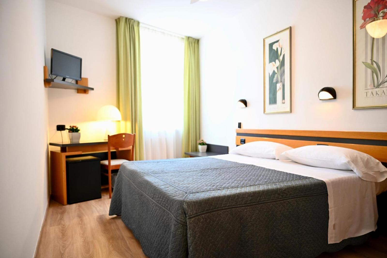 Double or Twin Room with City View photo 3
