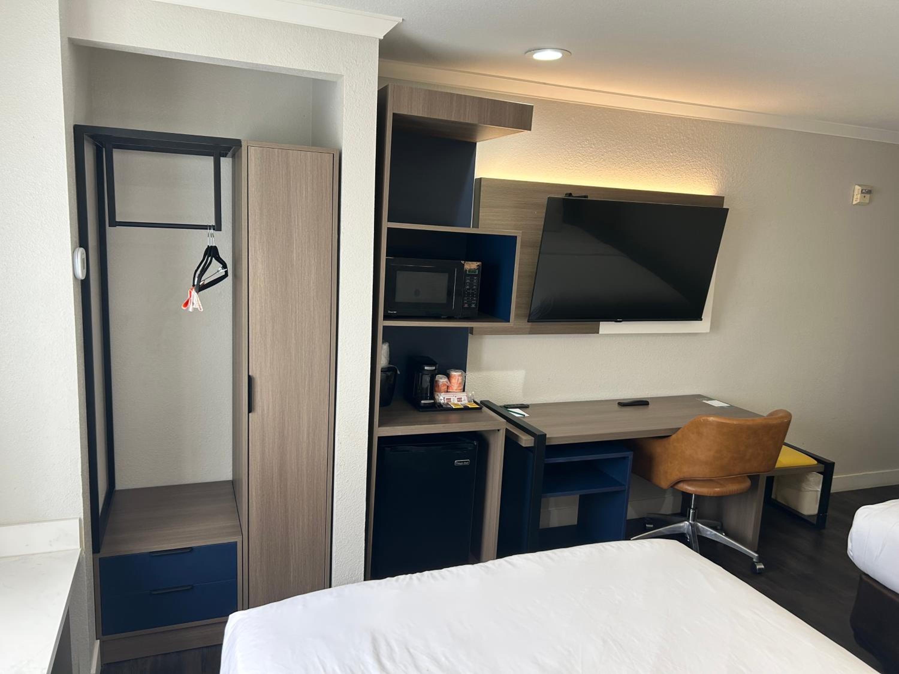 Queen Room - Disability Access/Non Smoking - Photo 4