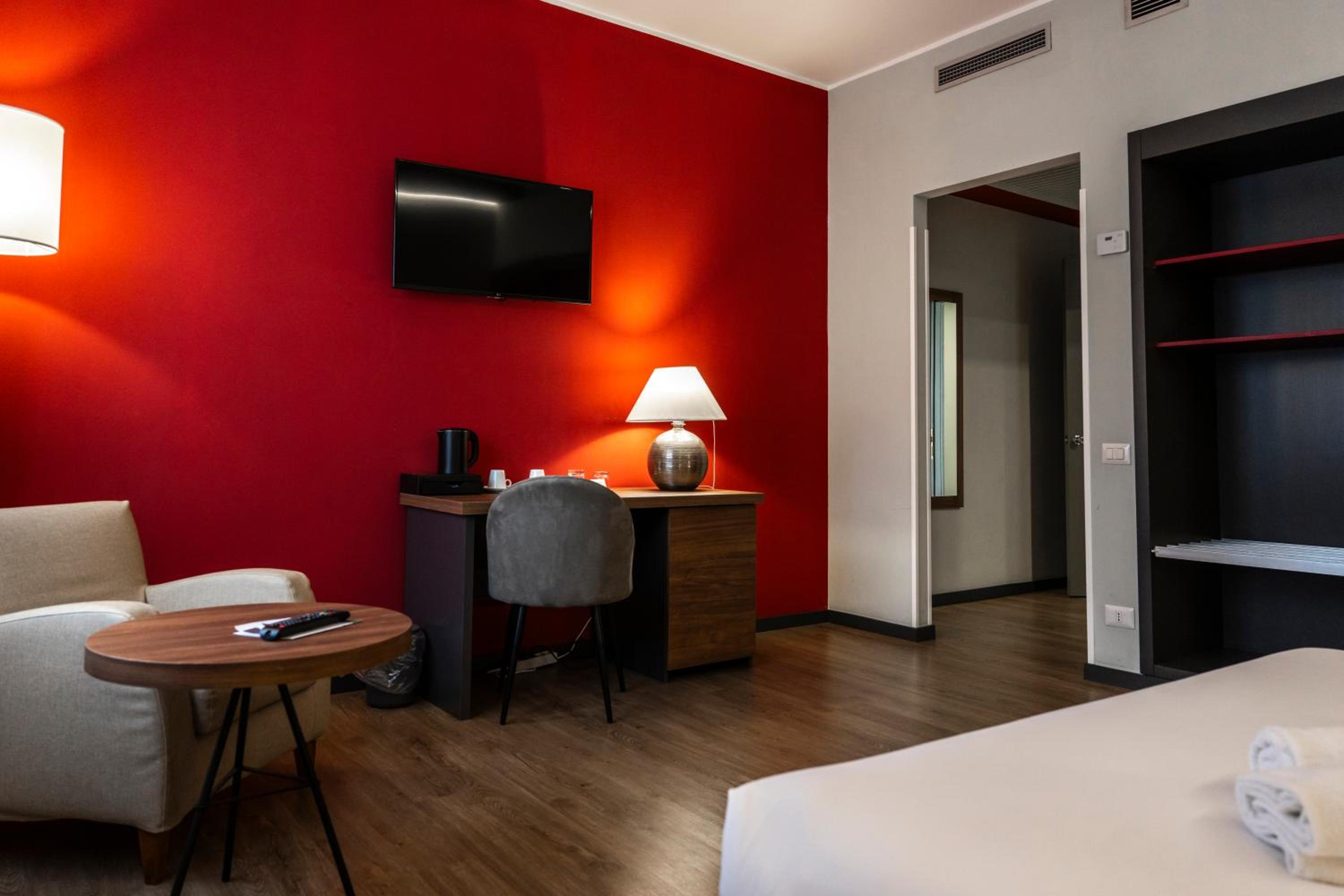 Superior Room with One Double Bed, One Single Bed and Sofa Bed - Photo 3