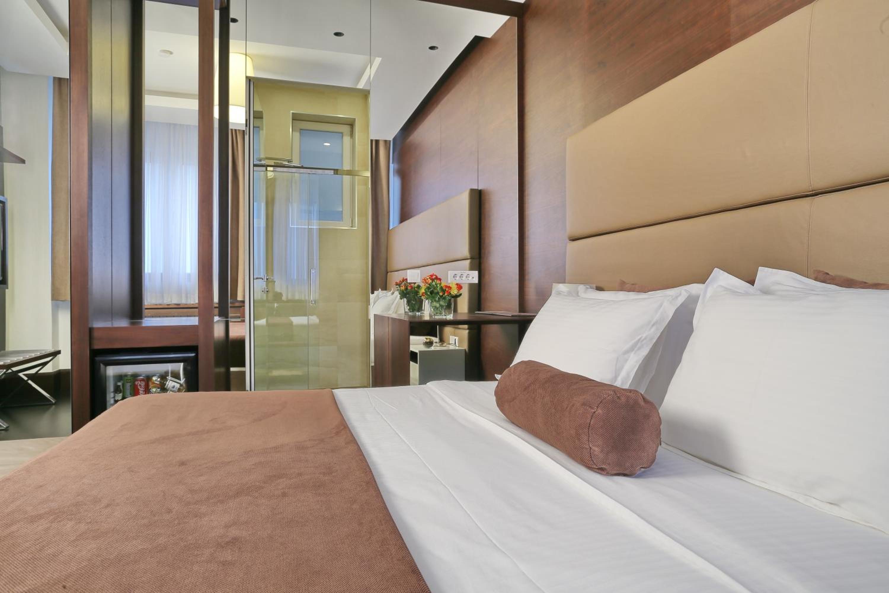 Luxury Suite with Free Parking - Photo 13