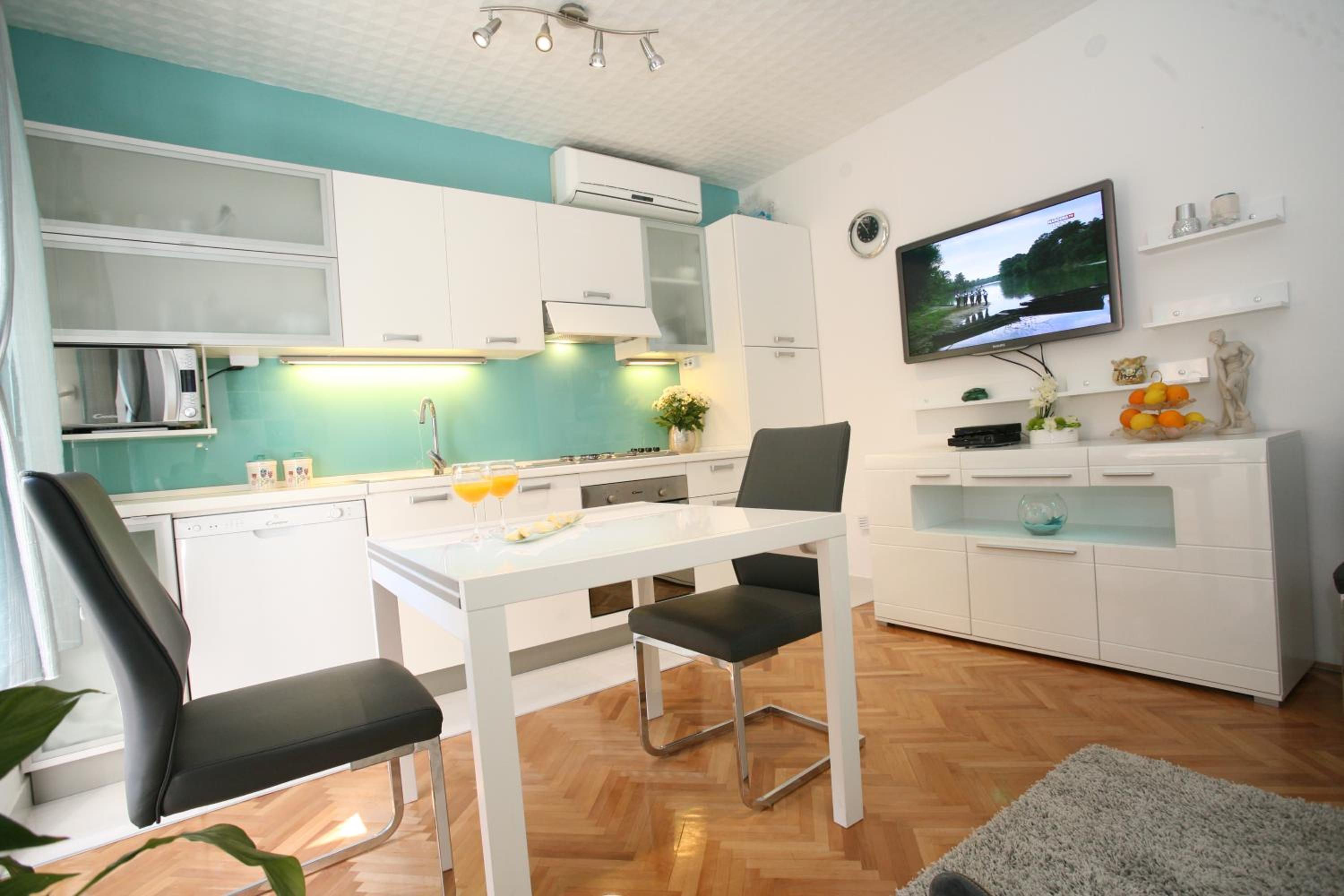 One-Bedroom Apartment - Photo 7
