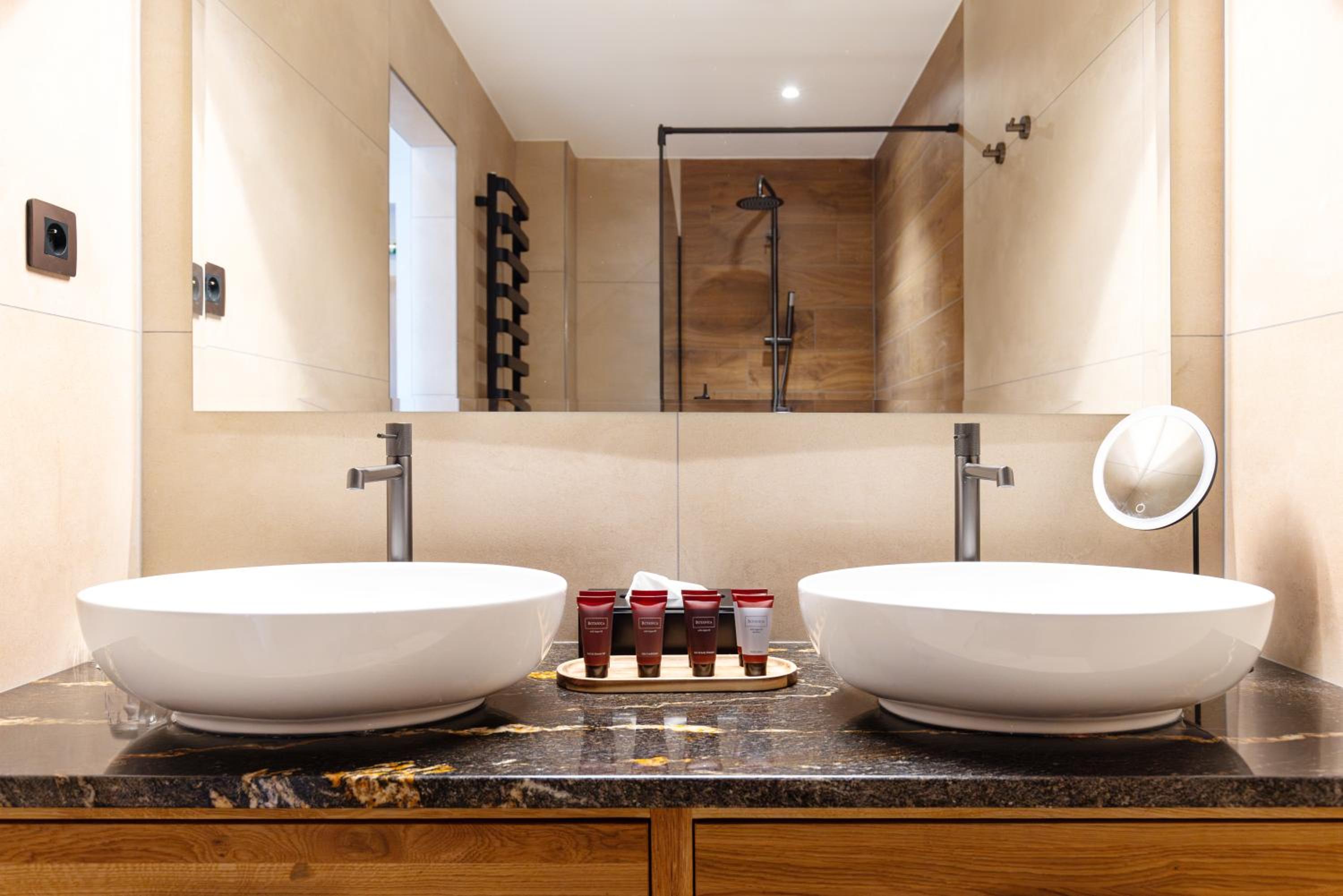 Deluxe Suite with Spa Bath and Sauna - Photo 1